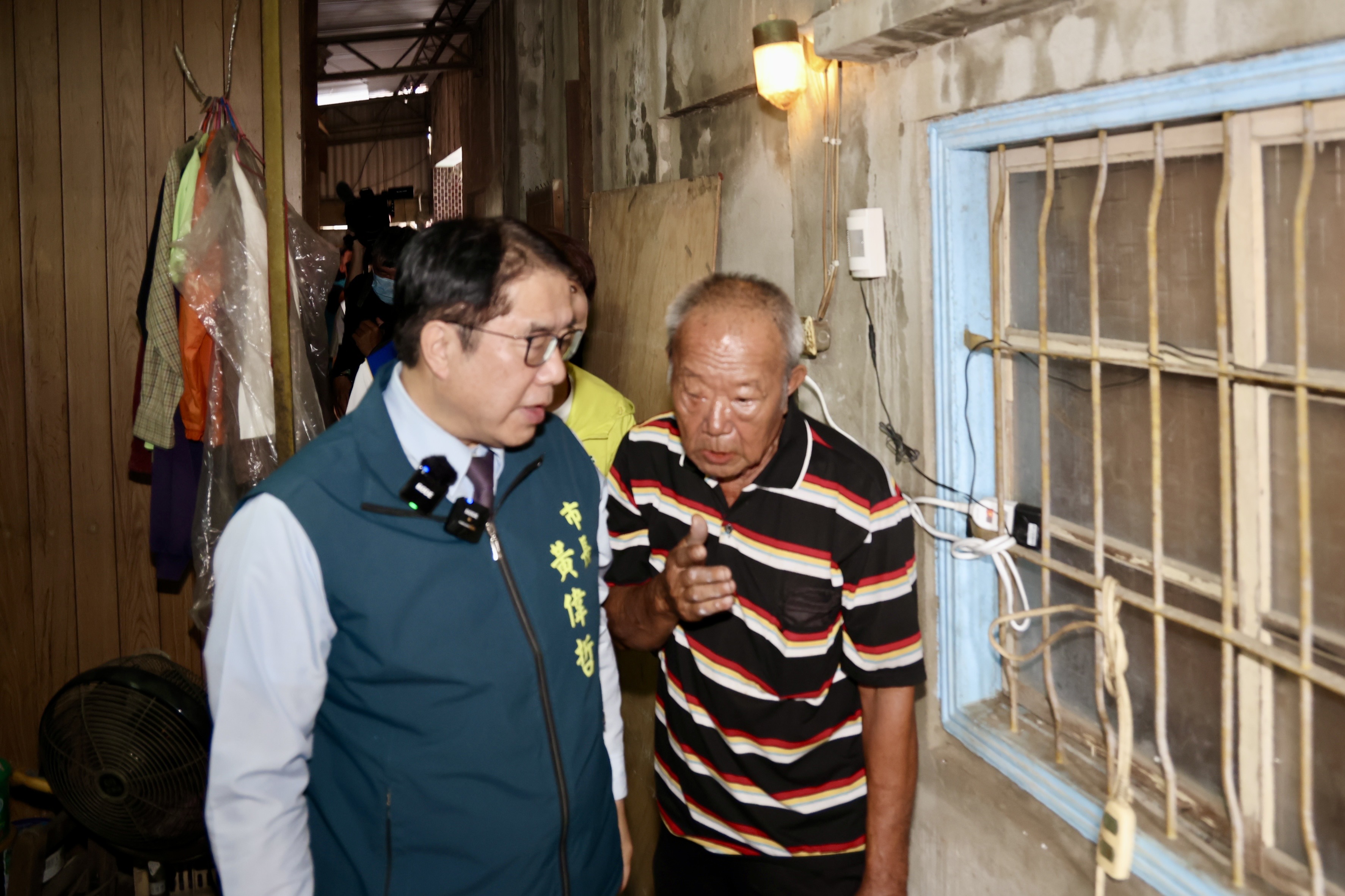 探視西港受災獨老修復住居再「入厝」 黃偉哲：攜手各界協力弱勢重建家園