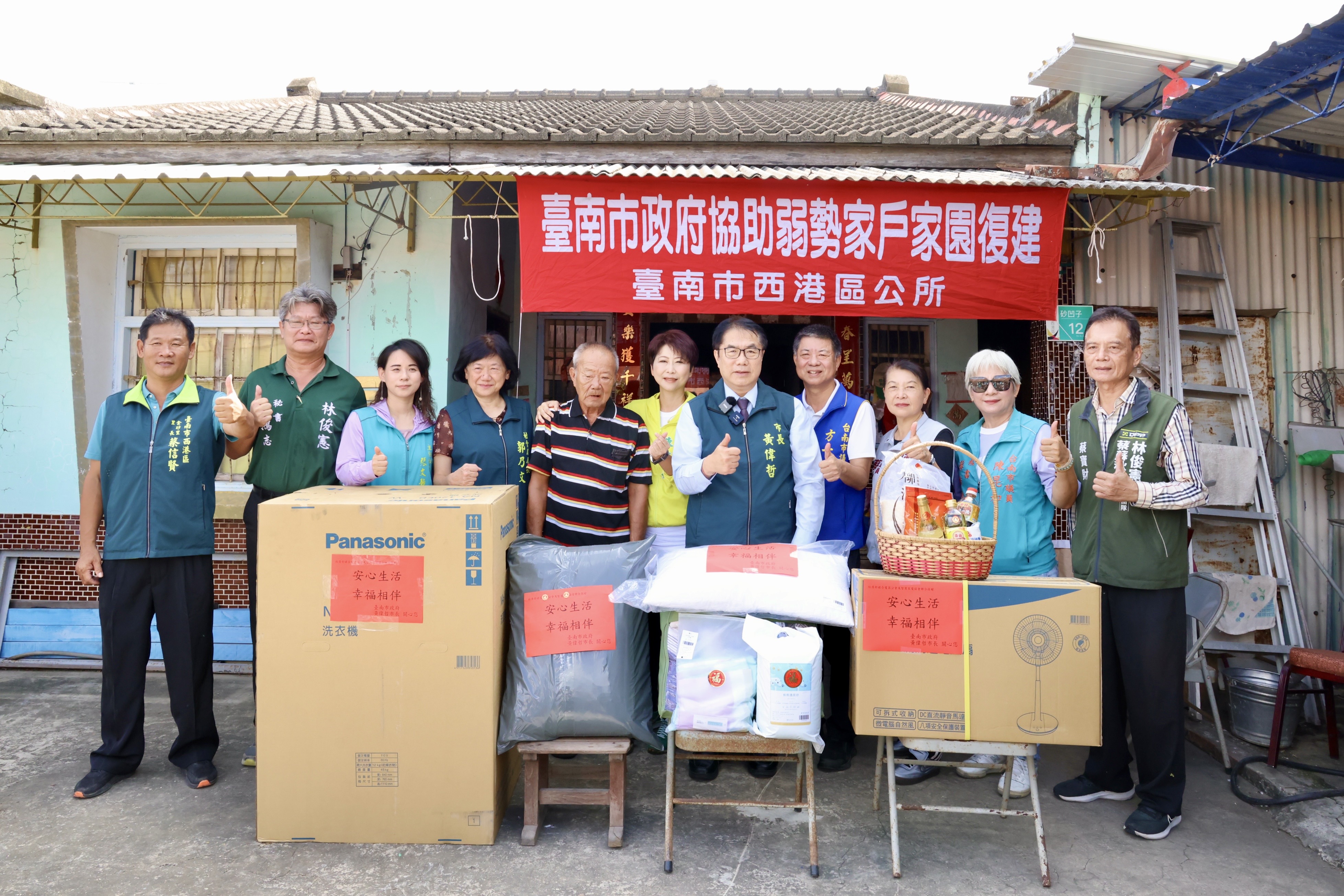 探視西港受災獨老修復住居再「入厝」 黃偉哲：攜手各界協力弱勢重建家園