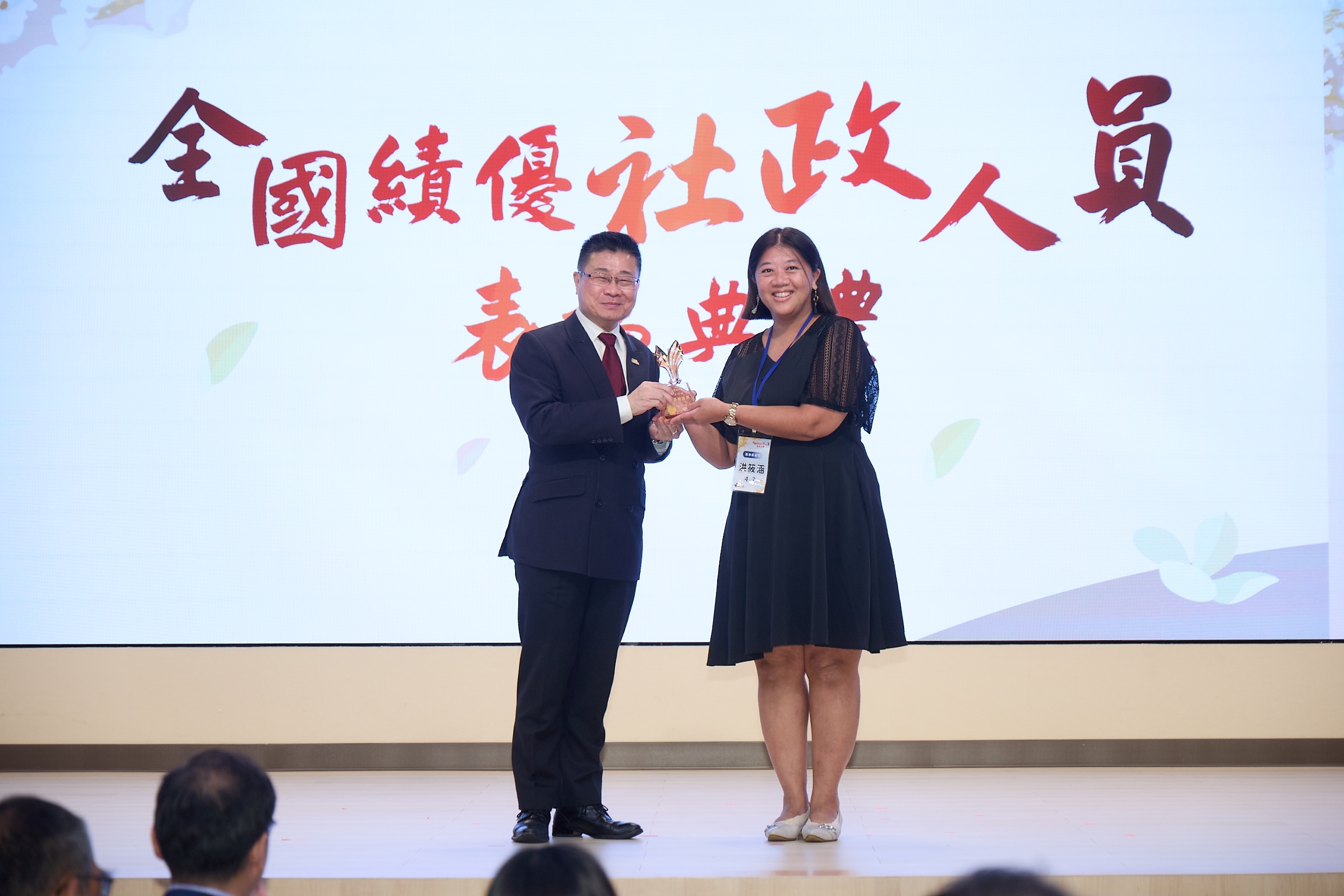南市三位社政人員獲衛福部全國表揚  市長黃偉哲致贈花束表達敬意