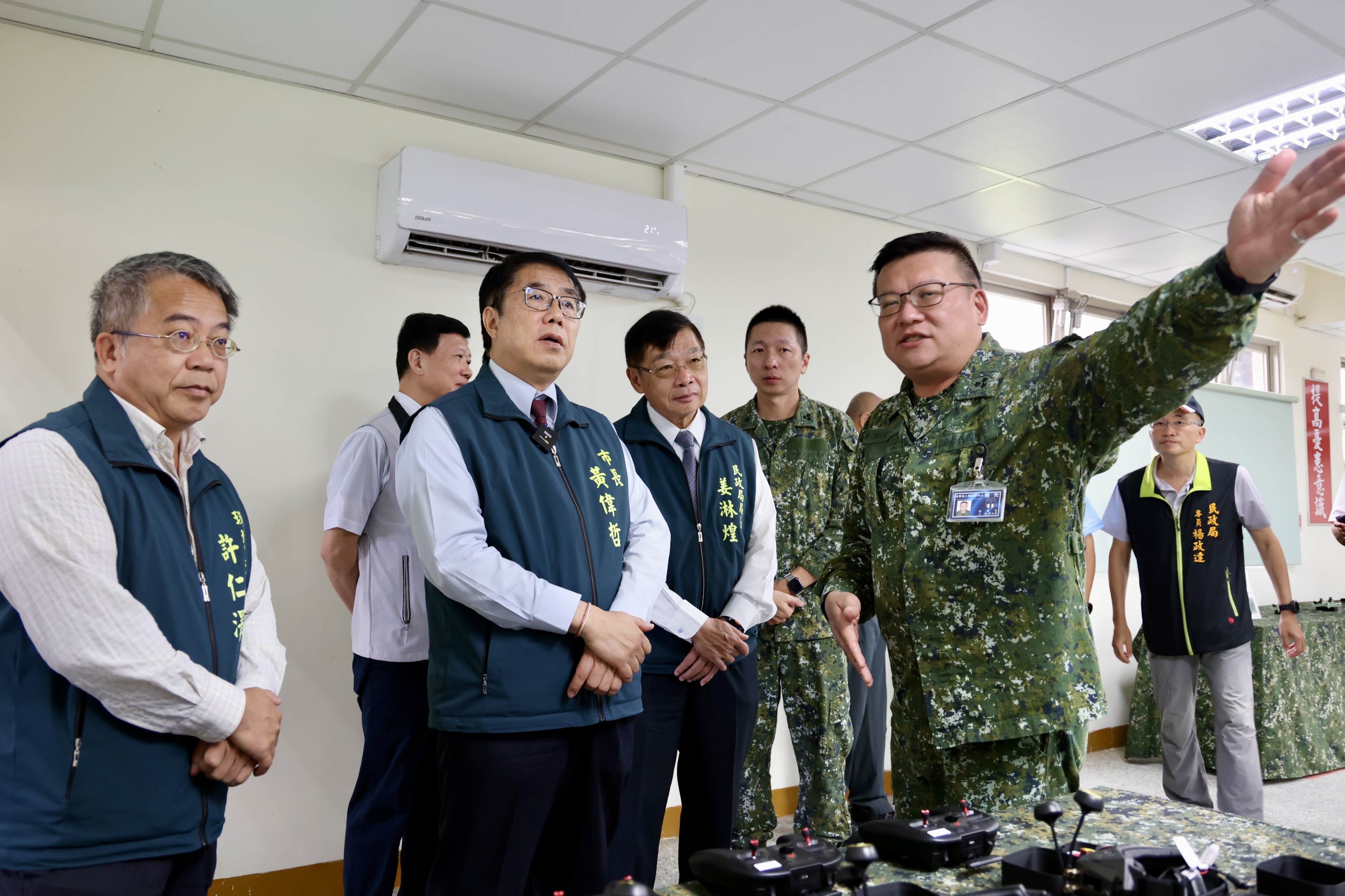 黃偉哲赴白河訪陸軍無人機訓練中心 盼強化雙方合作共創安全城市