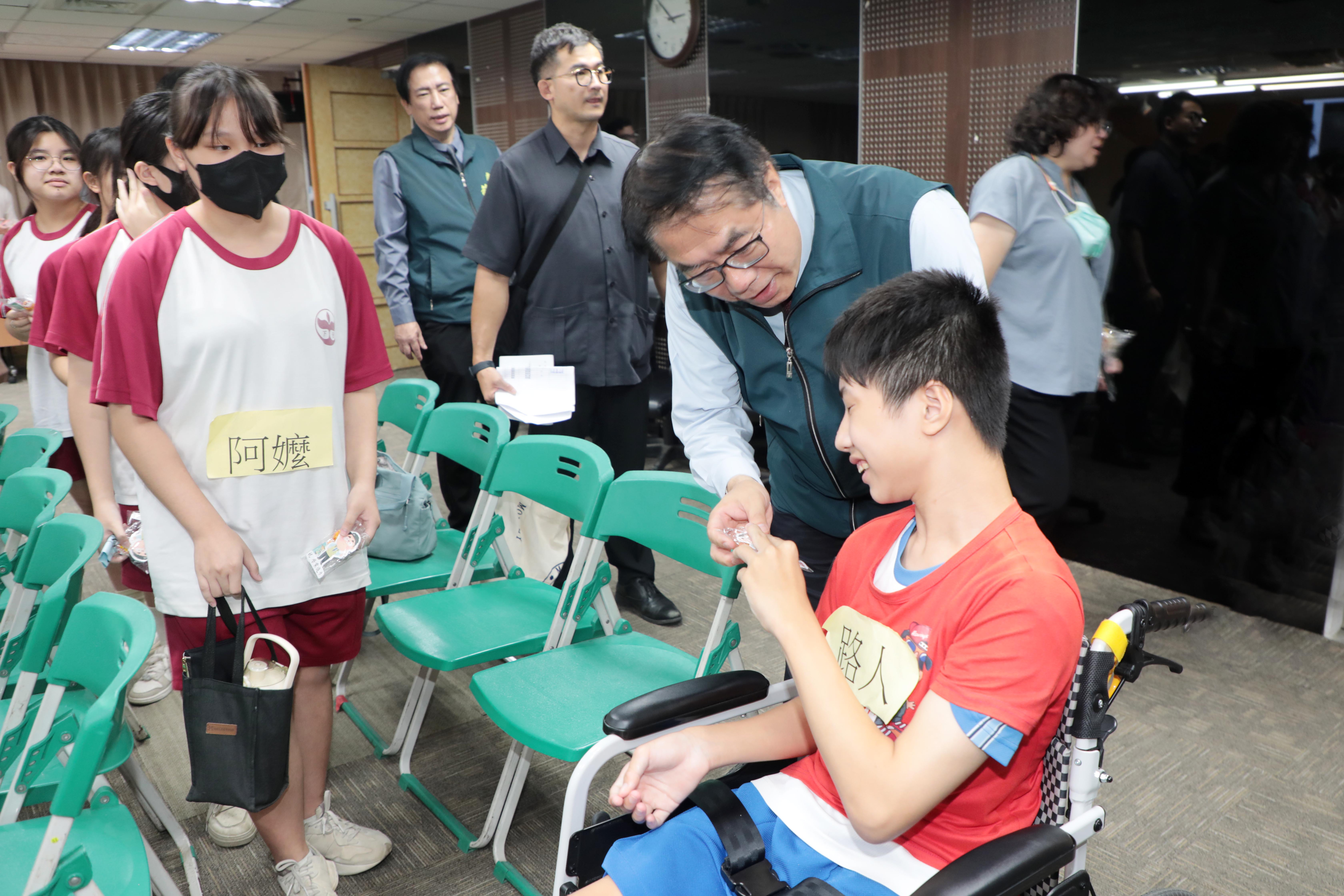 南市交通安全教育向下扎根 黃偉哲攜手師生宣誓「車輛慢看停 行人安全行」