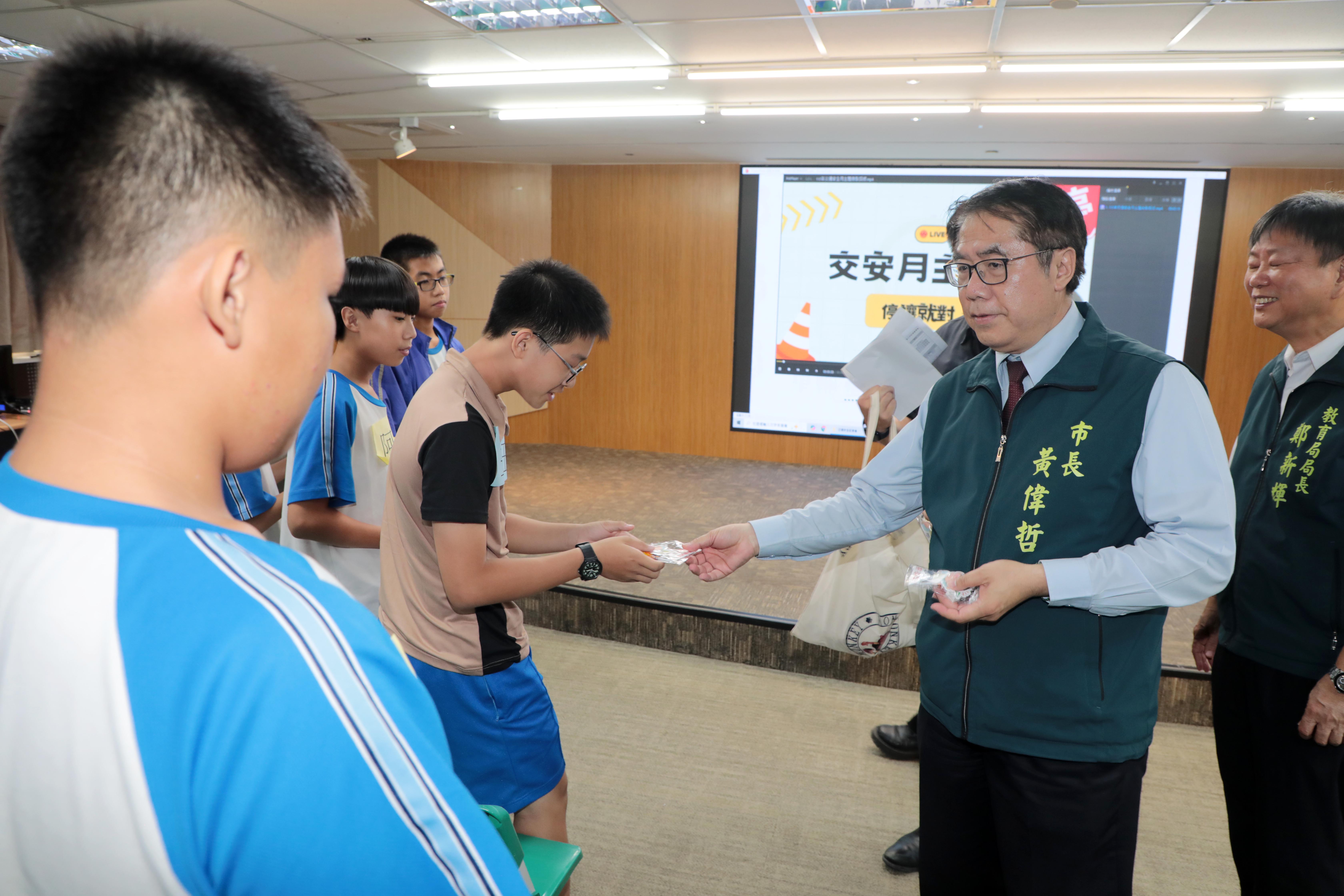南市交通安全教育向下扎根 黃偉哲攜手師生宣誓「車輛慢看停 行人安全行」