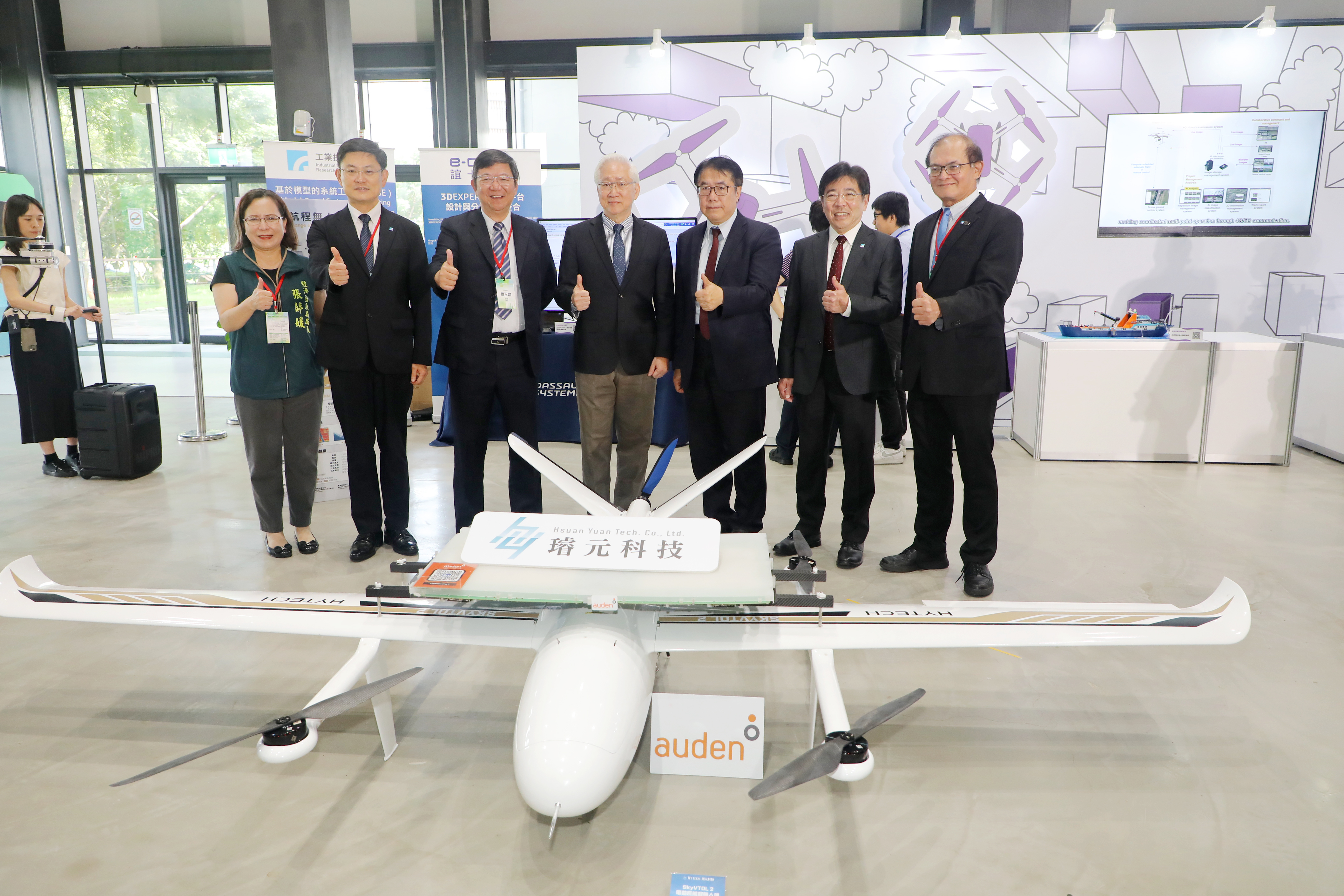 黃偉哲出席「SOUTH NEXT 機器人與無人機產業創新論壇」 肯定AI與無人機應用「已深入你我生活中間」