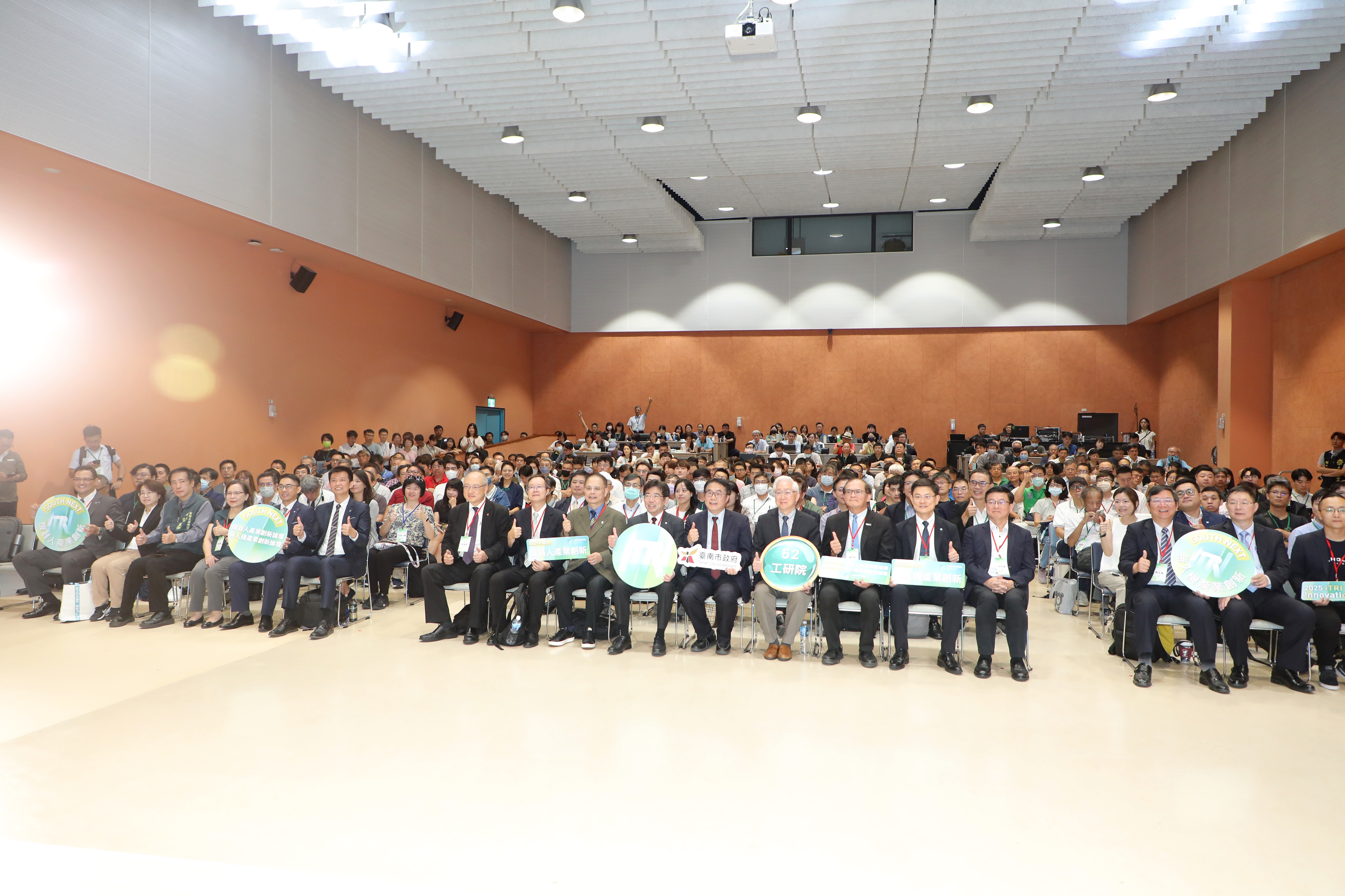 黃偉哲出席「SOUTH NEXT 機器人與無人機產業創新論壇」 肯定AI與無人機應用「已深入你我生活中間」