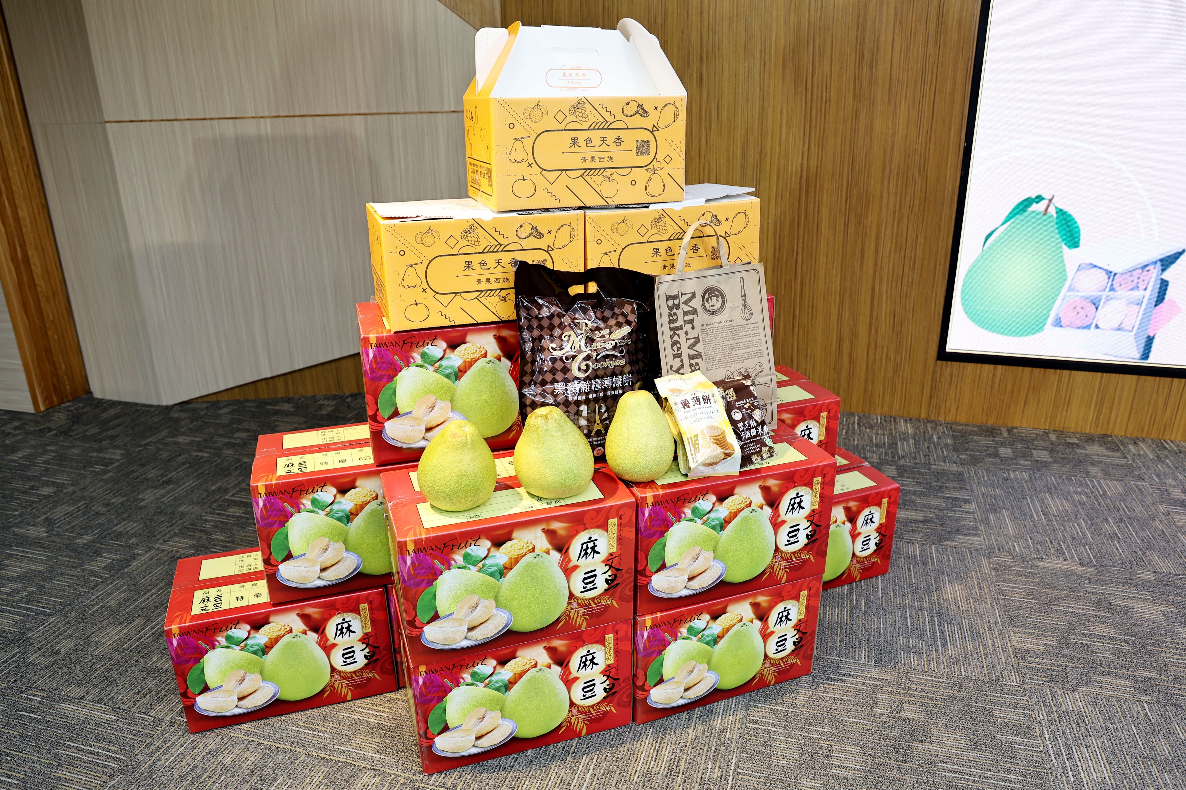 中秋送暖！黃偉哲感謝青果西施、馬可先生捐千盒禮盒挺柚農助弱勢