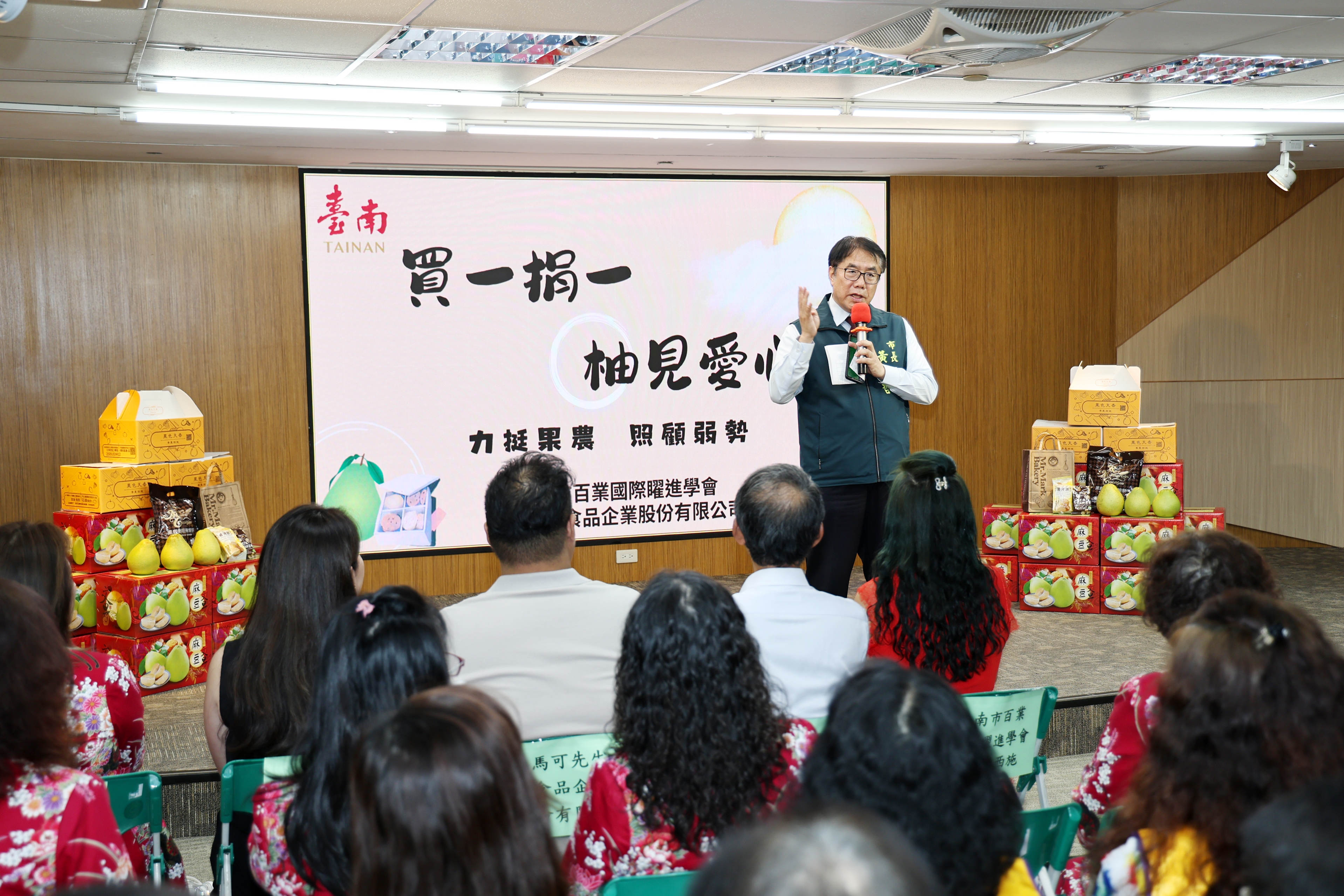 中秋送暖！黃偉哲感謝青果西施、馬可先生捐千盒禮盒挺柚農助弱勢