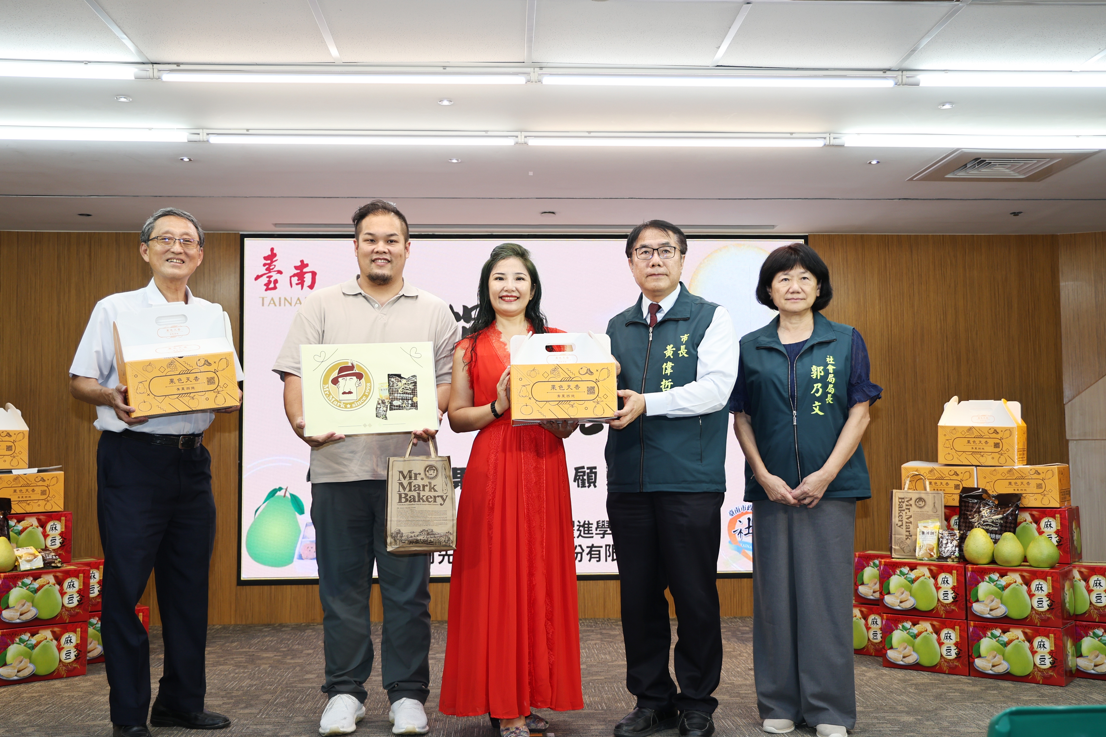 台南中秋送暖！千盒柚子禮盒助弱勢，黃偉哲感謝青果西施與馬可先生善舉
