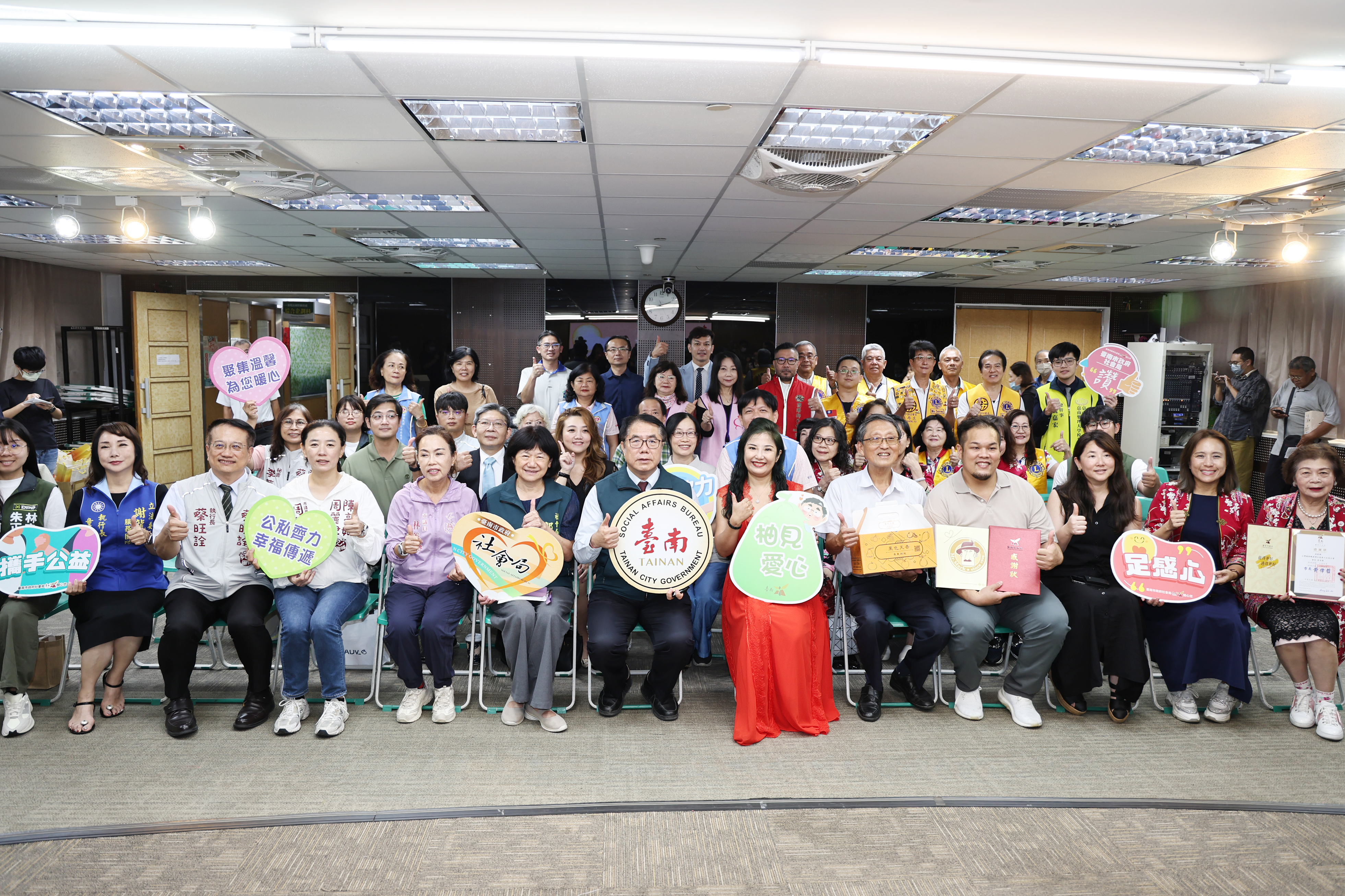 中秋送暖！黃偉哲感謝青果西施、馬可先生捐千盒禮盒挺柚農助弱勢