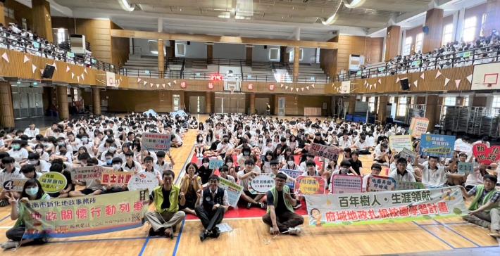 新化地政前進新化高中,宣導防詐與租屋安全