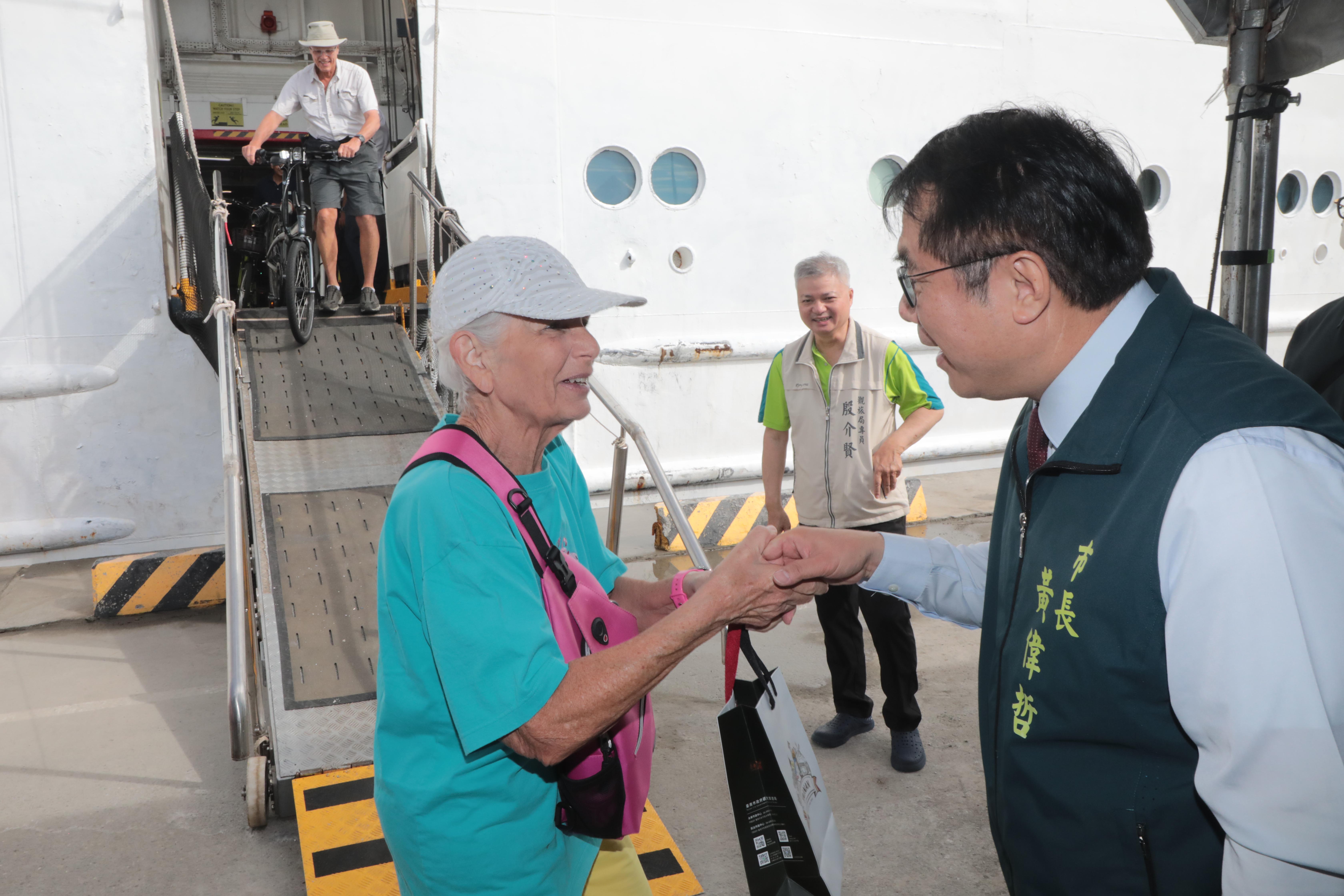 「海上移動住宅」奧德賽號國際郵輪停靠安平港 黃偉哲親迎旅客贈伴手禮