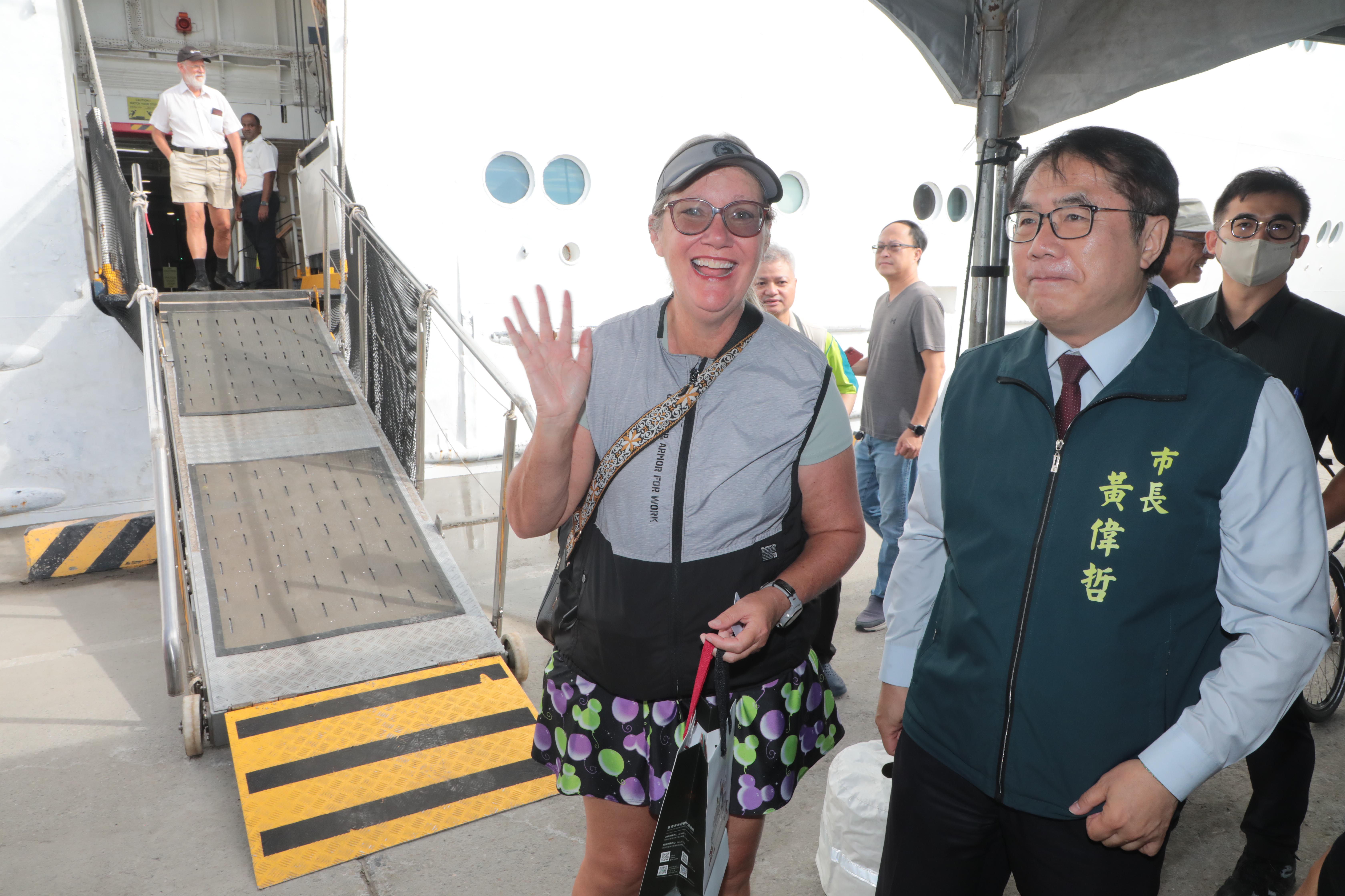 「海上移動住宅」奧德賽號國際郵輪停靠安平港 黃偉哲親迎旅客贈伴手禮