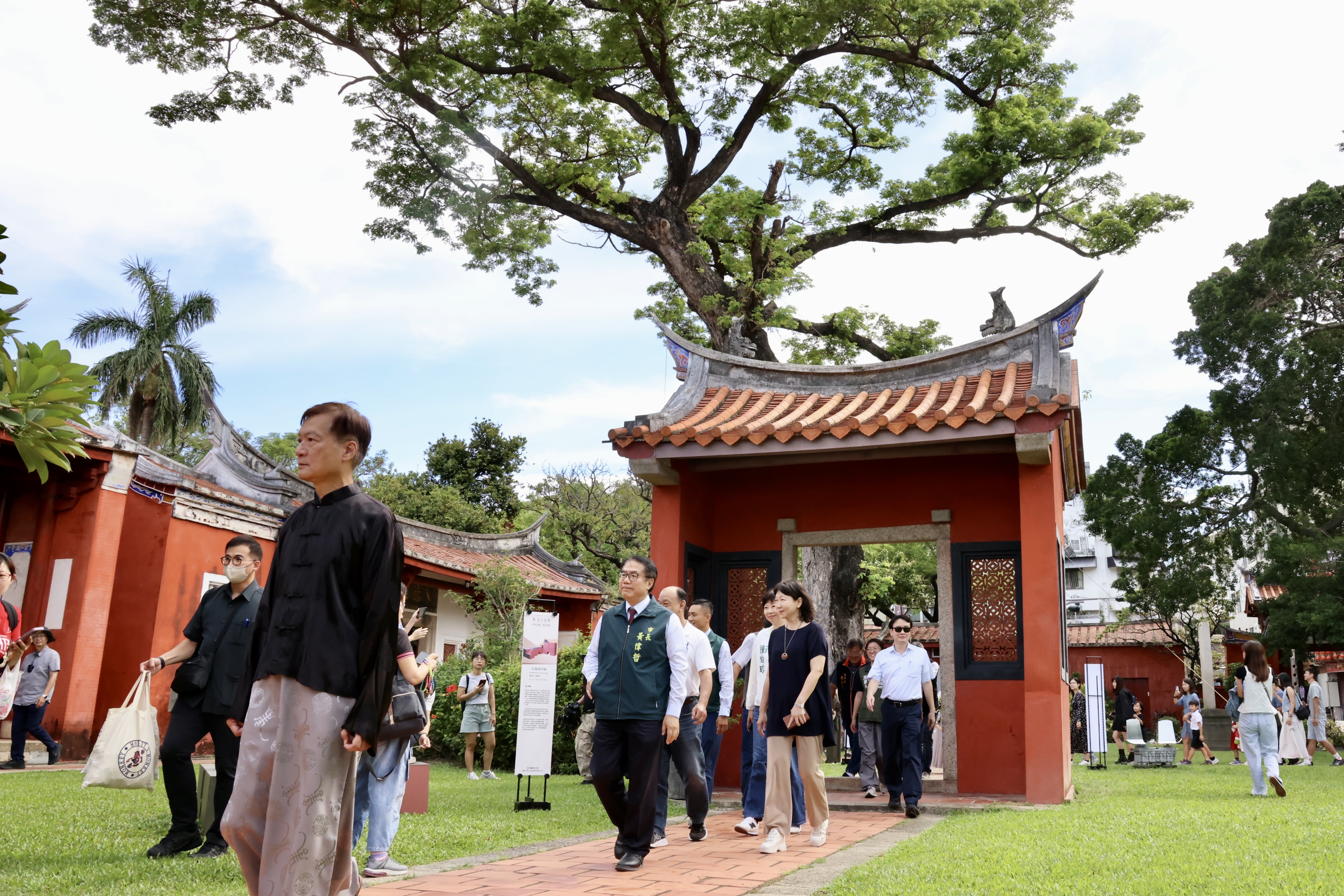 「2025孔廟文化節」啟蒙大典   黃偉哲親點硃砂為120位小一新生開智慧