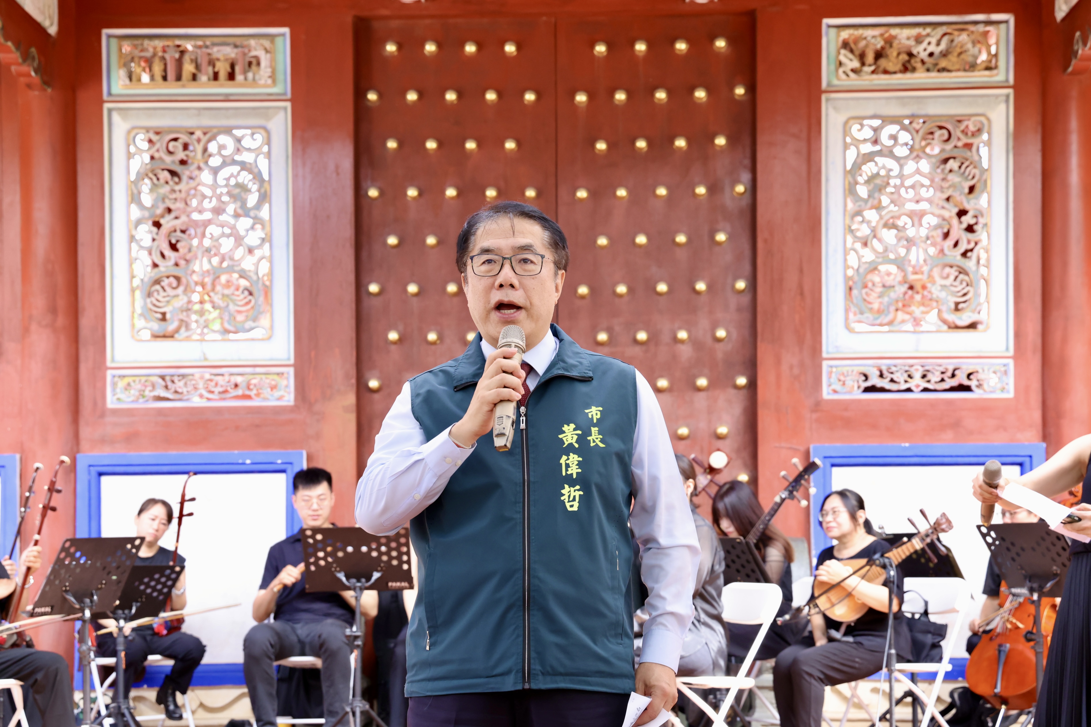 「2025孔廟文化節」啟蒙大典   黃偉哲親點硃砂為120位小一新生開智慧