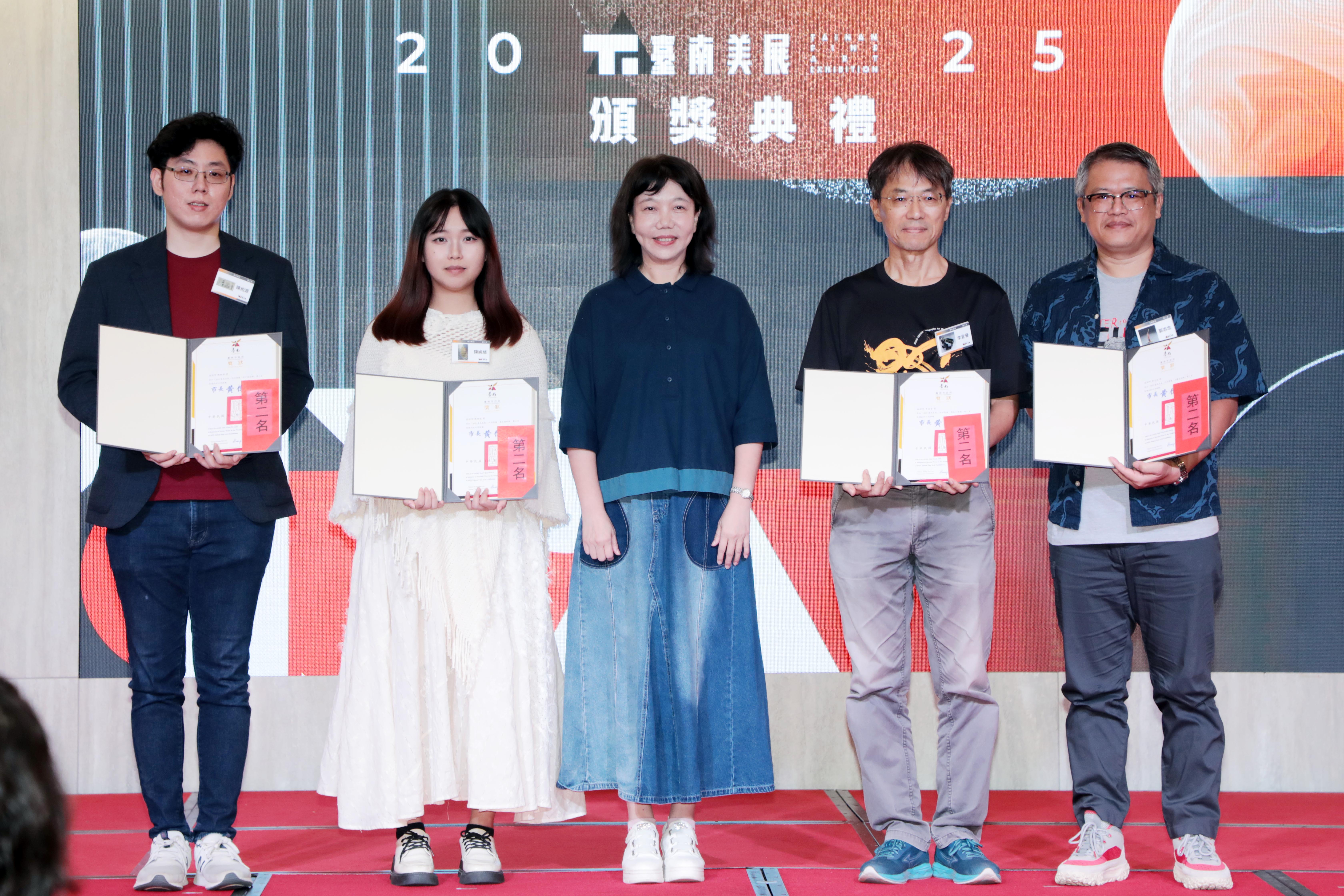 黃偉哲親臨「2025台南美展」頒獎  感謝藝術創作者為台南文化注入力量