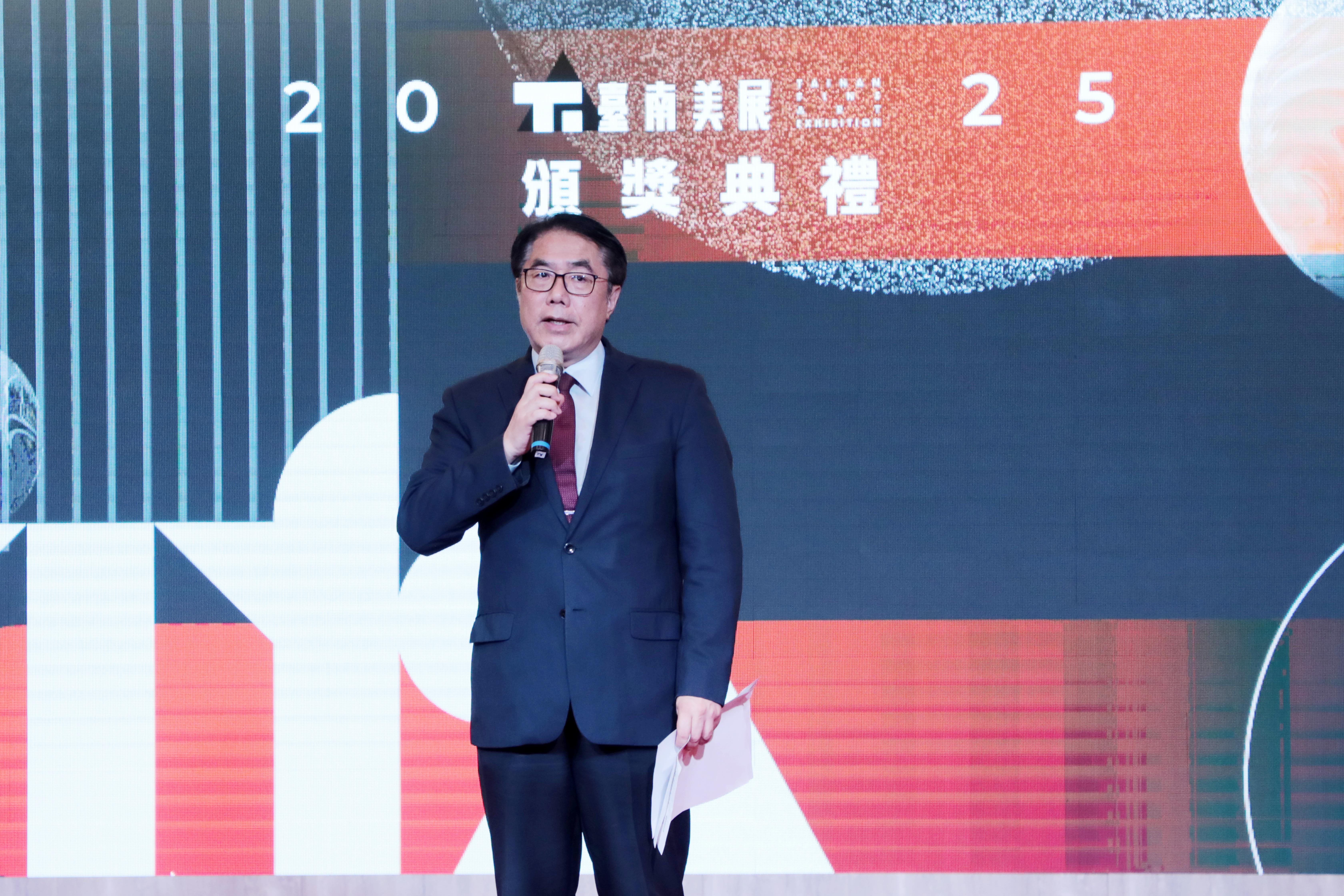 黃偉哲親臨「2025台南美展」頒獎  感謝藝術創作者為台南文化注入力量