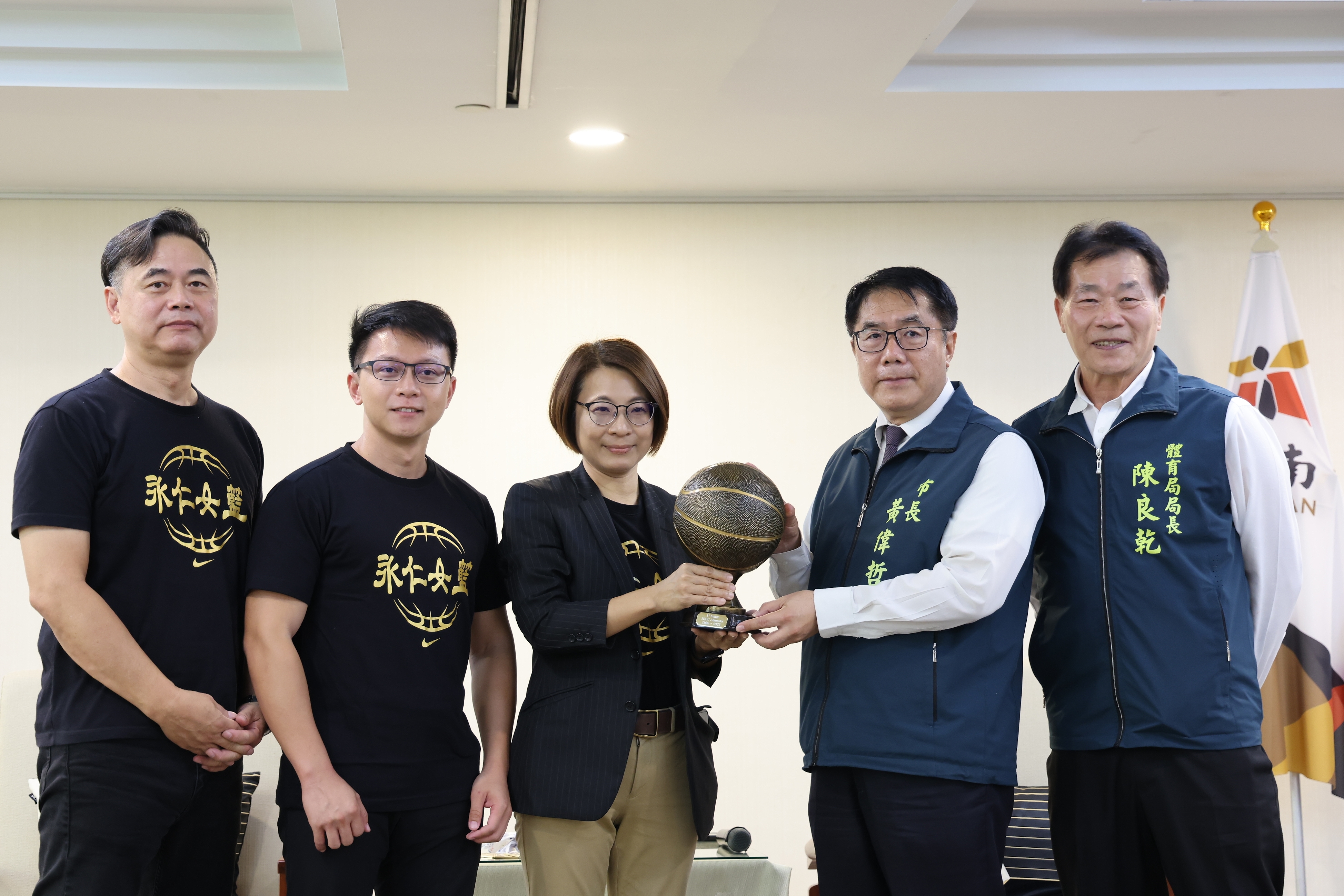台南永仁女籃智利U16奪冠！黃偉哲市長獻上柚子飲祝賀
