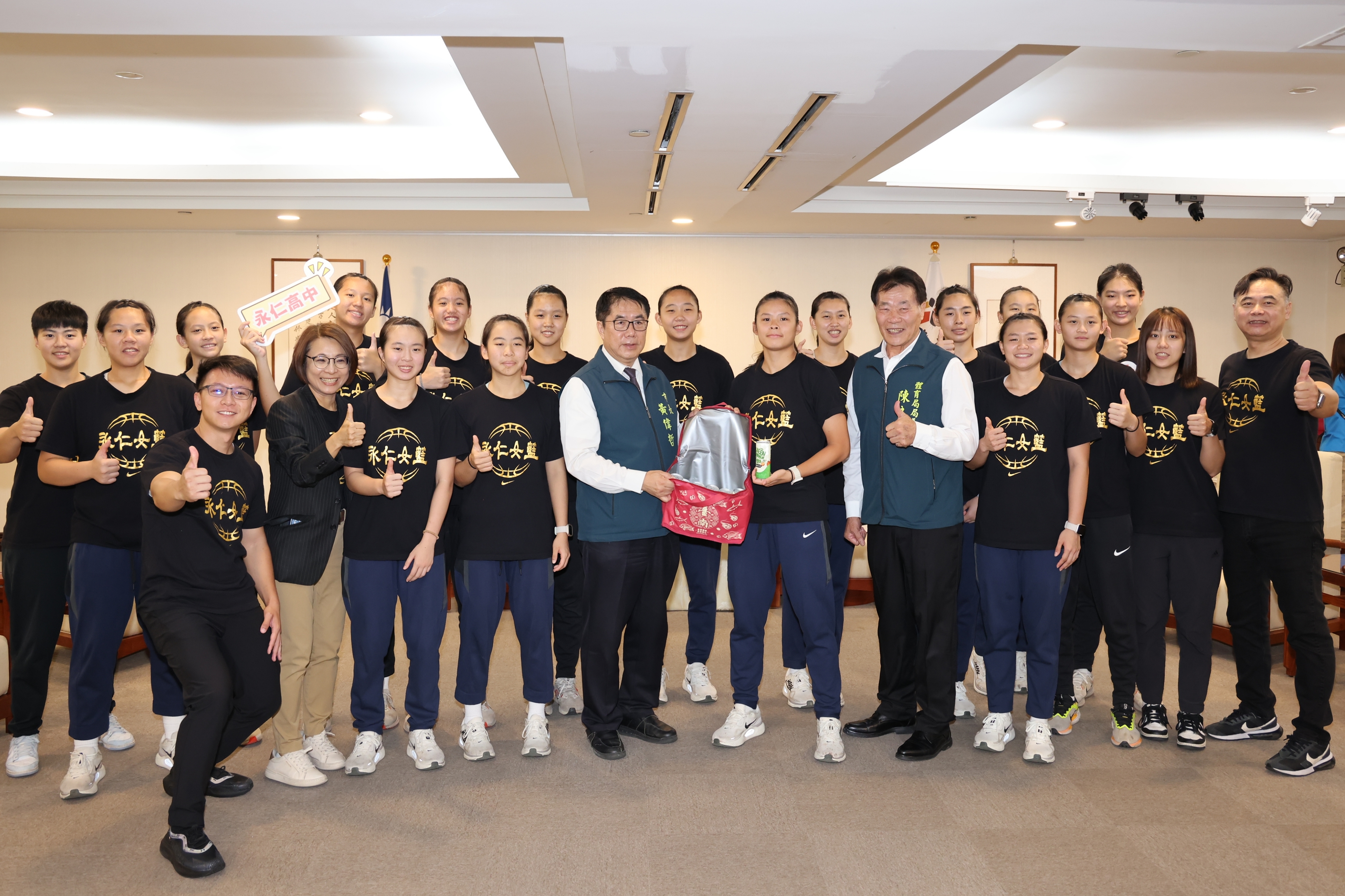 南市永仁女籃遠征智利 U16 奪冠　黃偉哲請喝柚子飲祝賀「柚」得獎了！