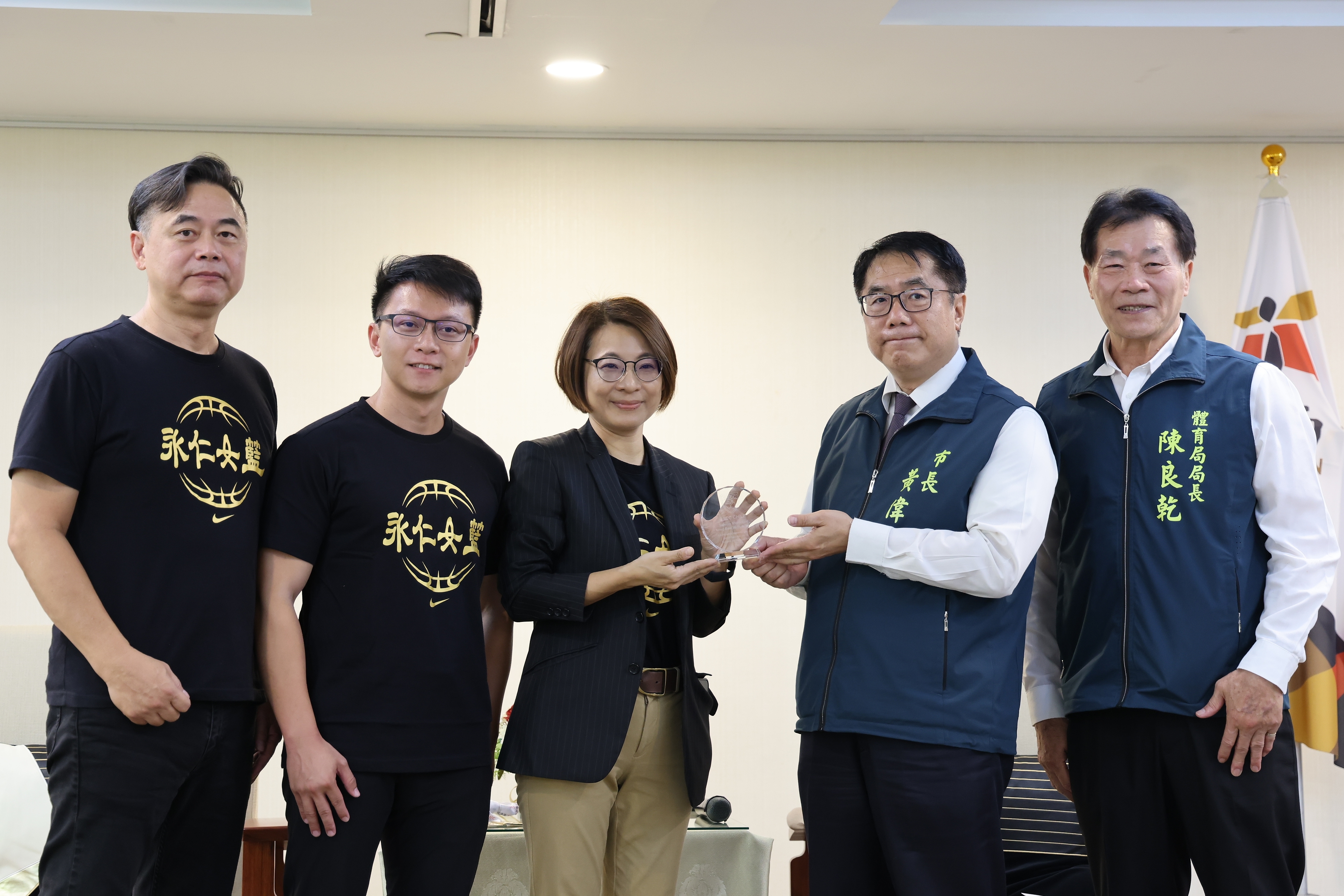 南市永仁女籃遠征智利 U16 奪冠　黃偉哲請喝柚子飲祝賀「柚」得獎了！