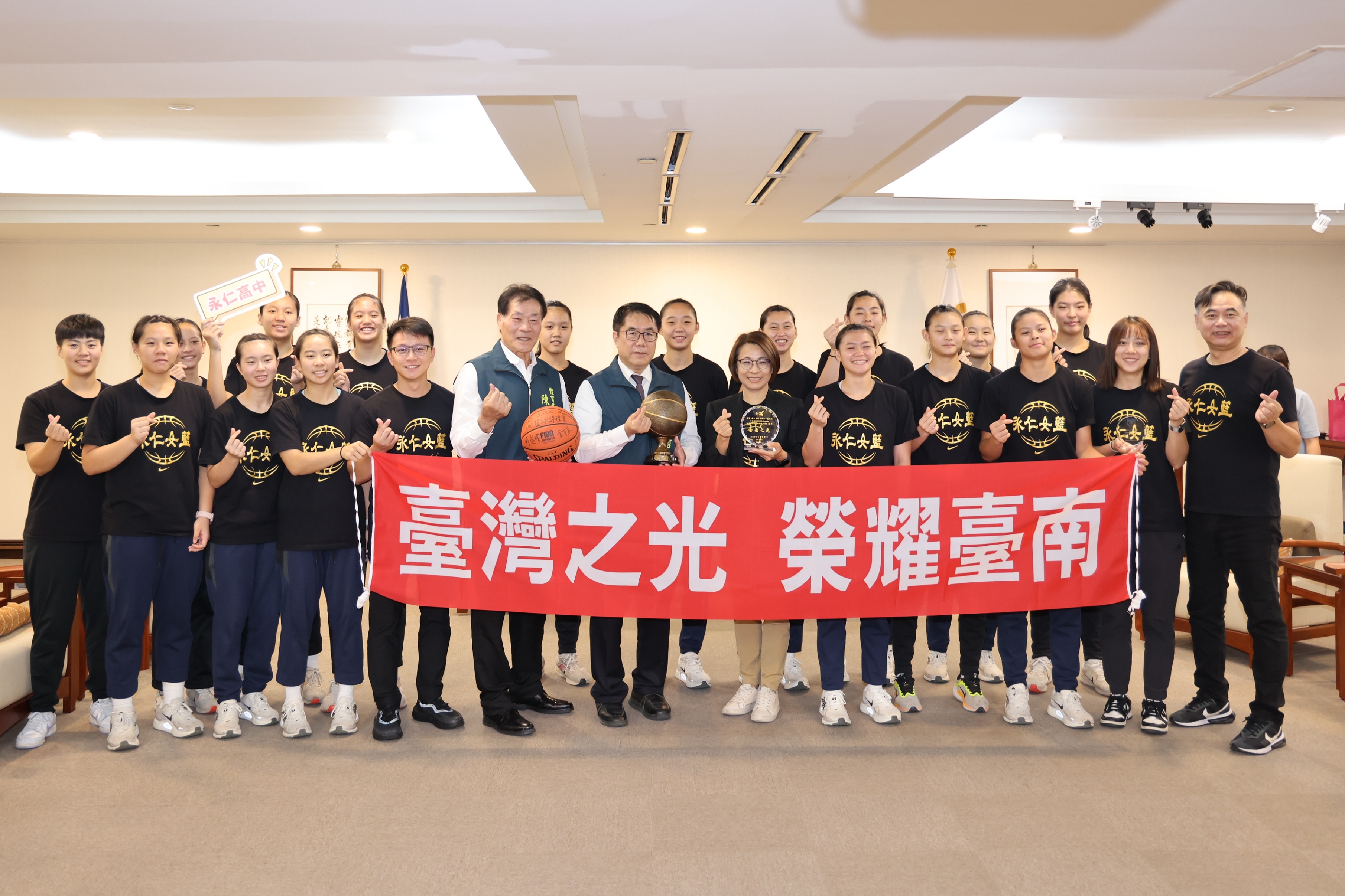 南市永仁女籃遠征智利 U16 奪冠　黃偉哲請喝柚子飲祝賀「柚」得獎了！