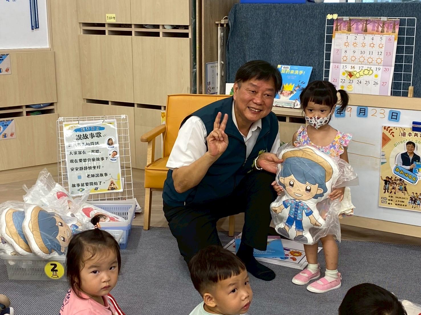布可小星球閱讀啟蒙! 南市教育局長鄭新輝與幼兒共享繪本說故事時光