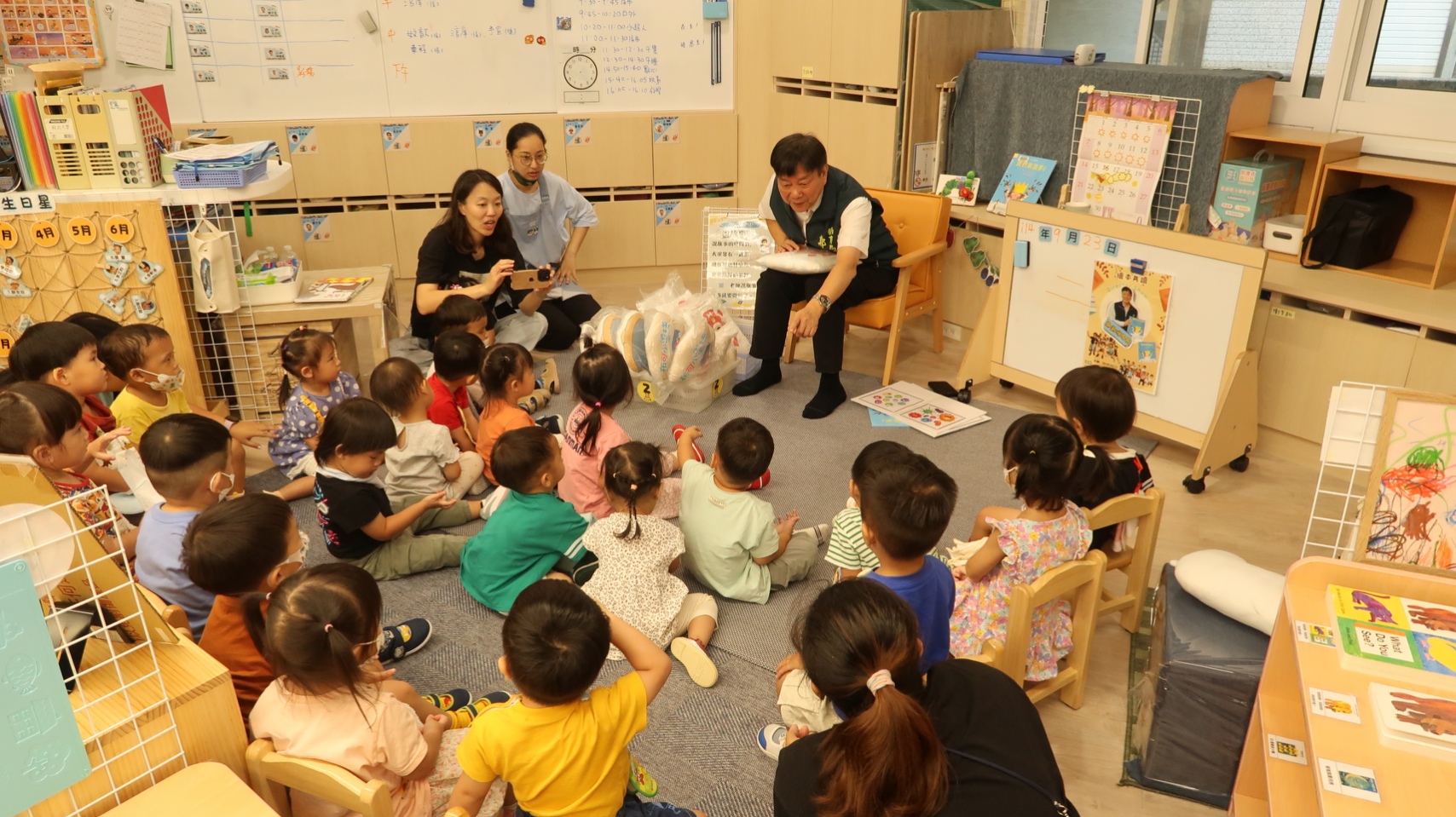 布可小星球閱讀啟蒙! 南市教育局長鄭新輝與幼兒共享繪本說故事時光