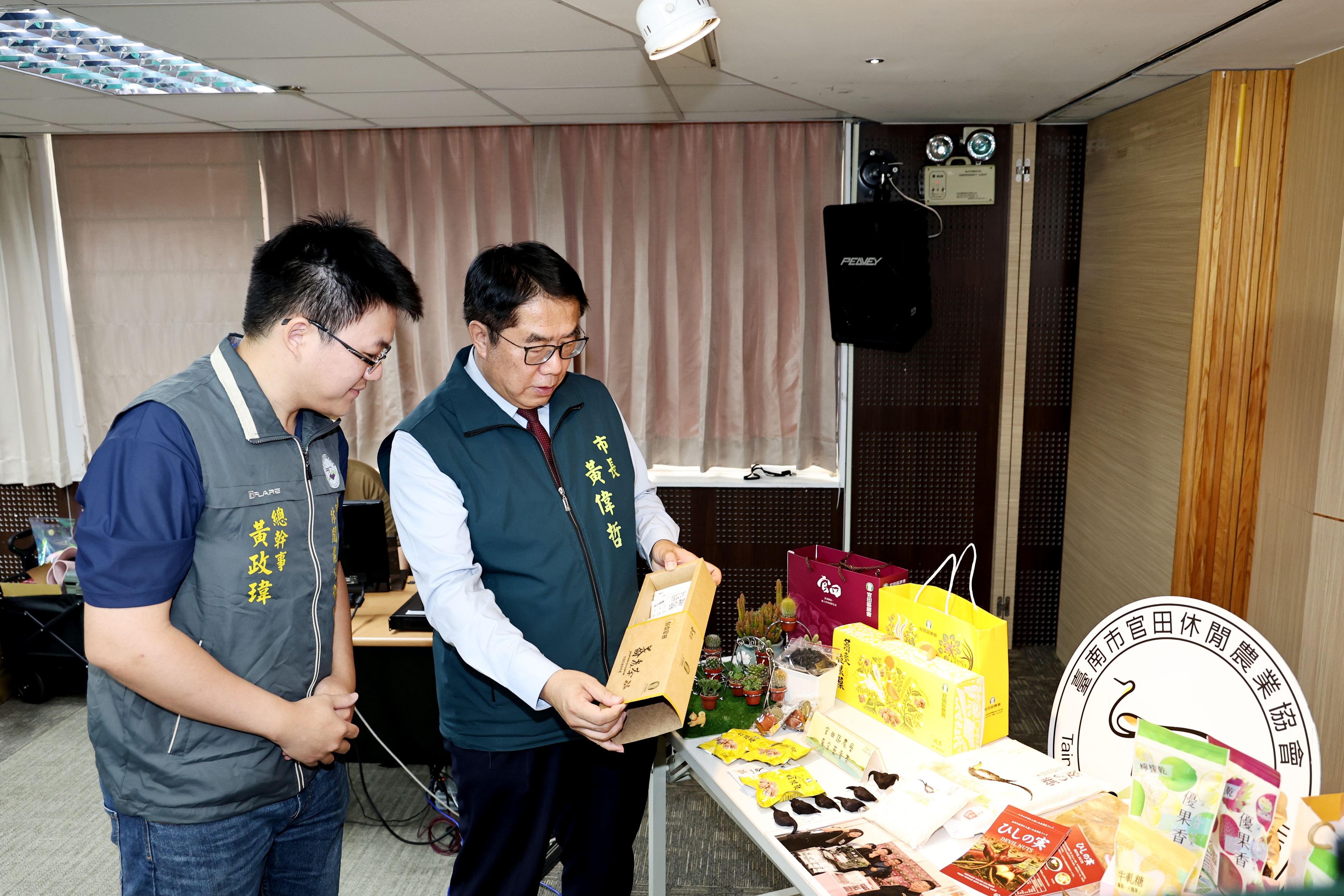 體驗南台灣獨有「水上鋼鐵人雙人飛行」 黃偉哲邀來台南「葫蘆埤玩埤一夏」 