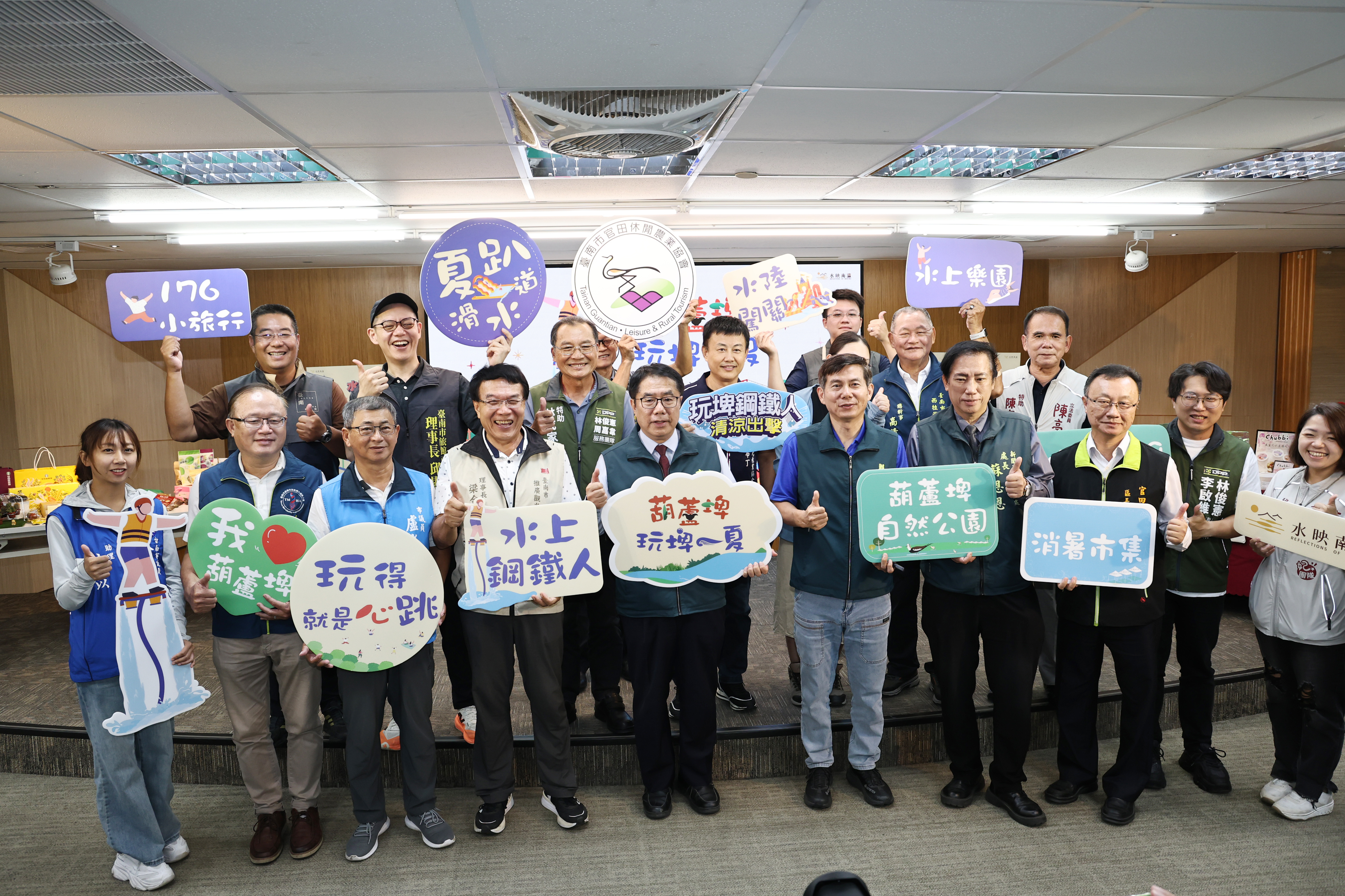 體驗南台灣獨有「水上鋼鐵人雙人飛行」 黃偉哲邀來台南「葫蘆埤玩埤一夏」 