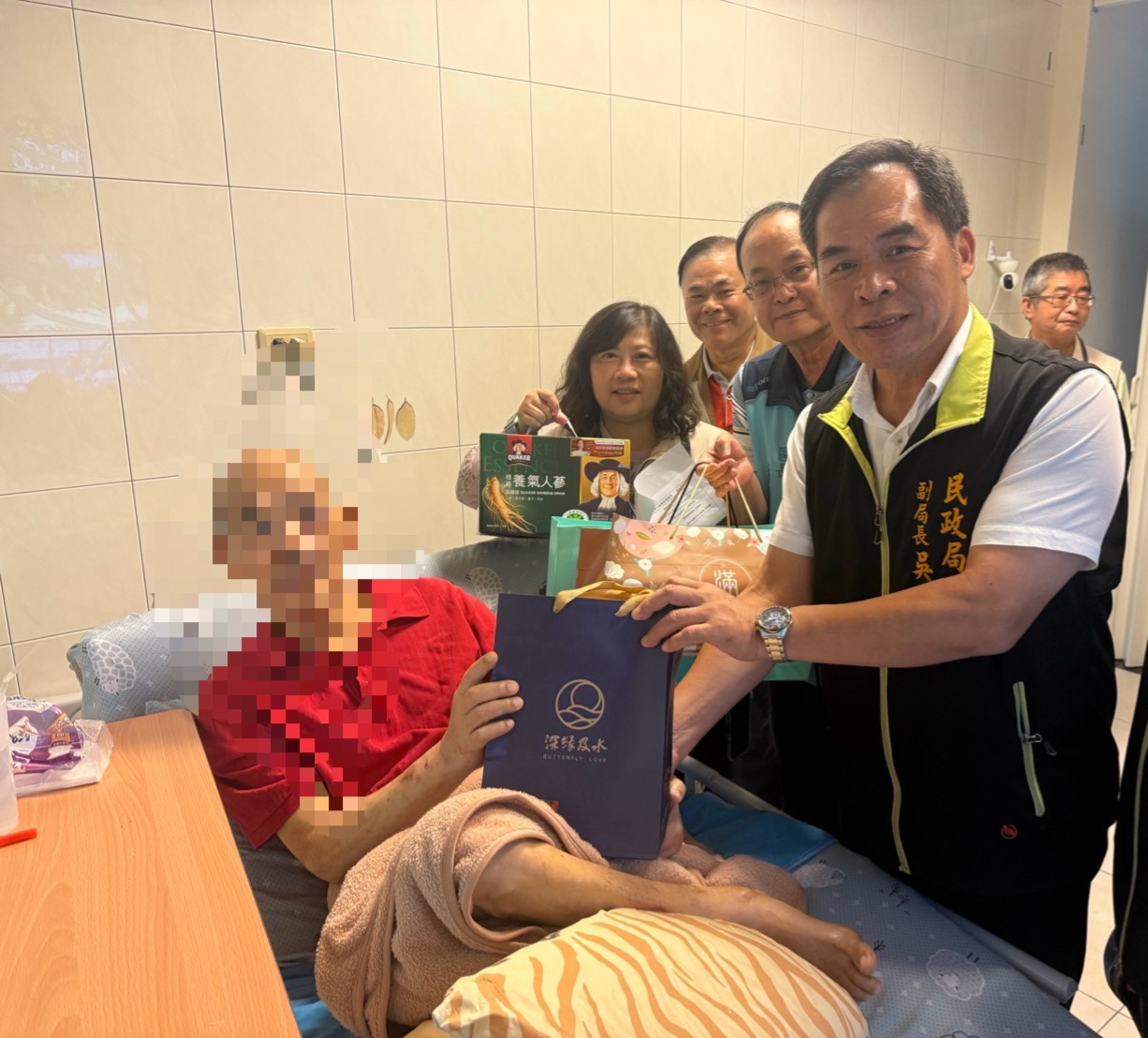 中秋節前夕送暖   訪視慰問義務役身心障礙退伍人員