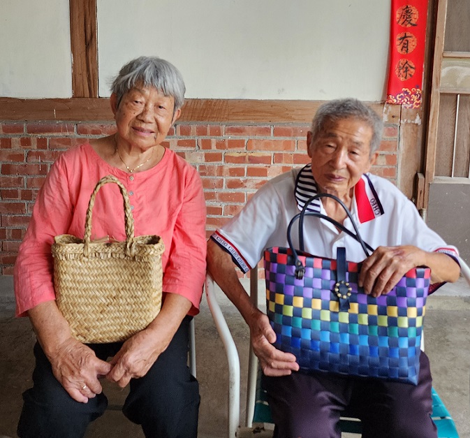 「臺南奇人帶路」後壁茄芷阿嬤周寶鳳，從藺草、尼龍網布到打包帶，巧手編出茄芷袋產業史