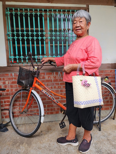 「臺南奇人帶路」後壁茄芷阿嬤周寶鳳，從藺草、尼龍網布到打包帶，巧手編出茄芷袋產業史