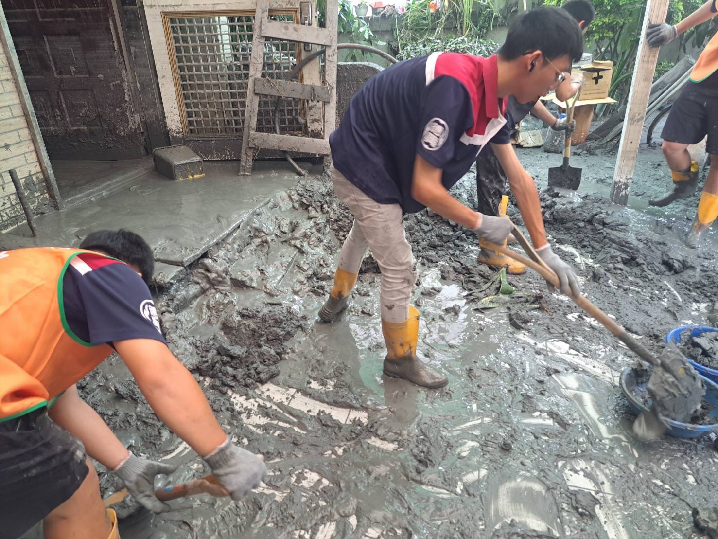 臺南市消防役役男挺進花蓮光復鄉災區 積極協助居民清理家園