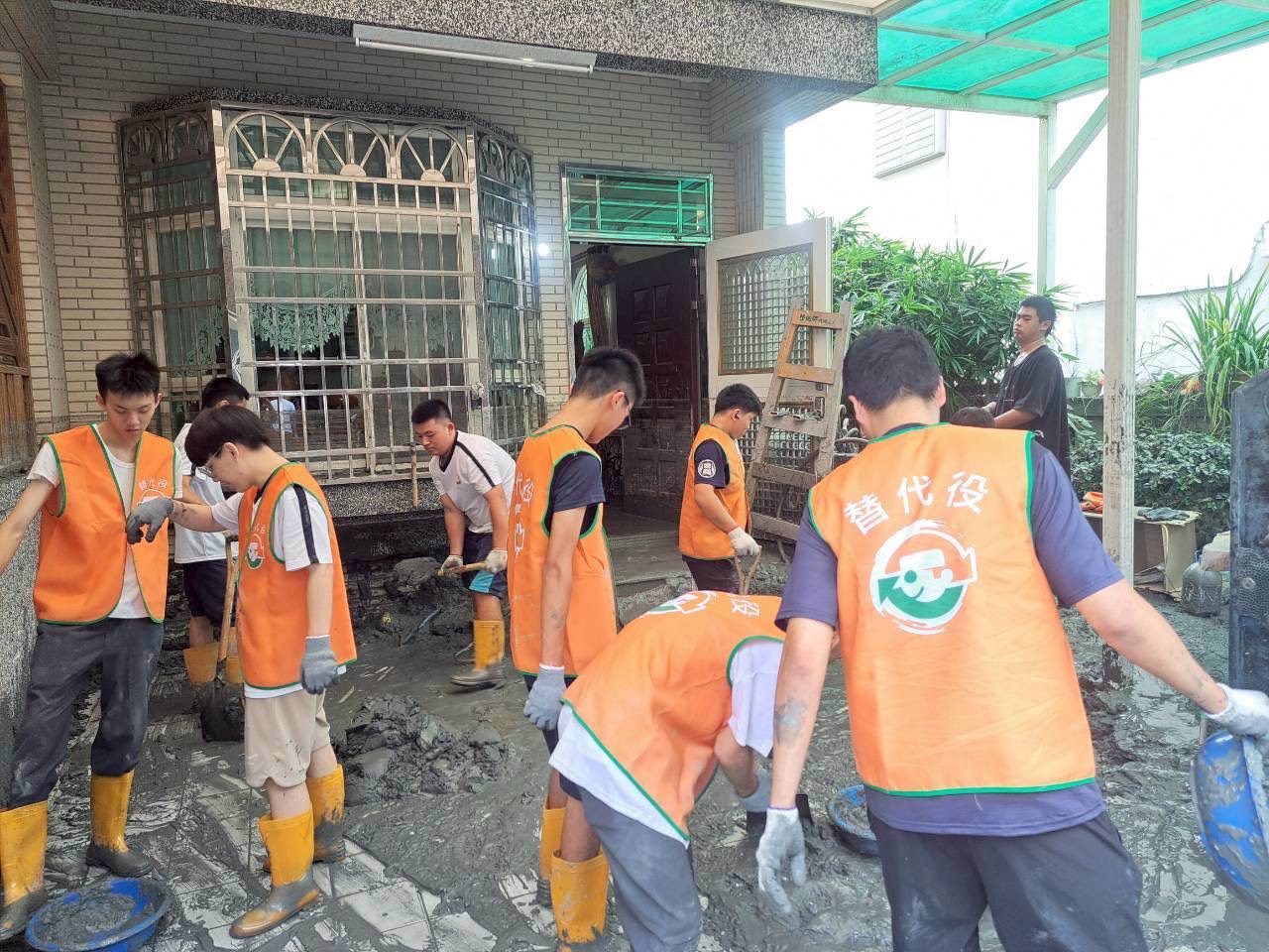 臺南市消防役役男挺進花蓮光復鄉災區 積極協助居民清理家園