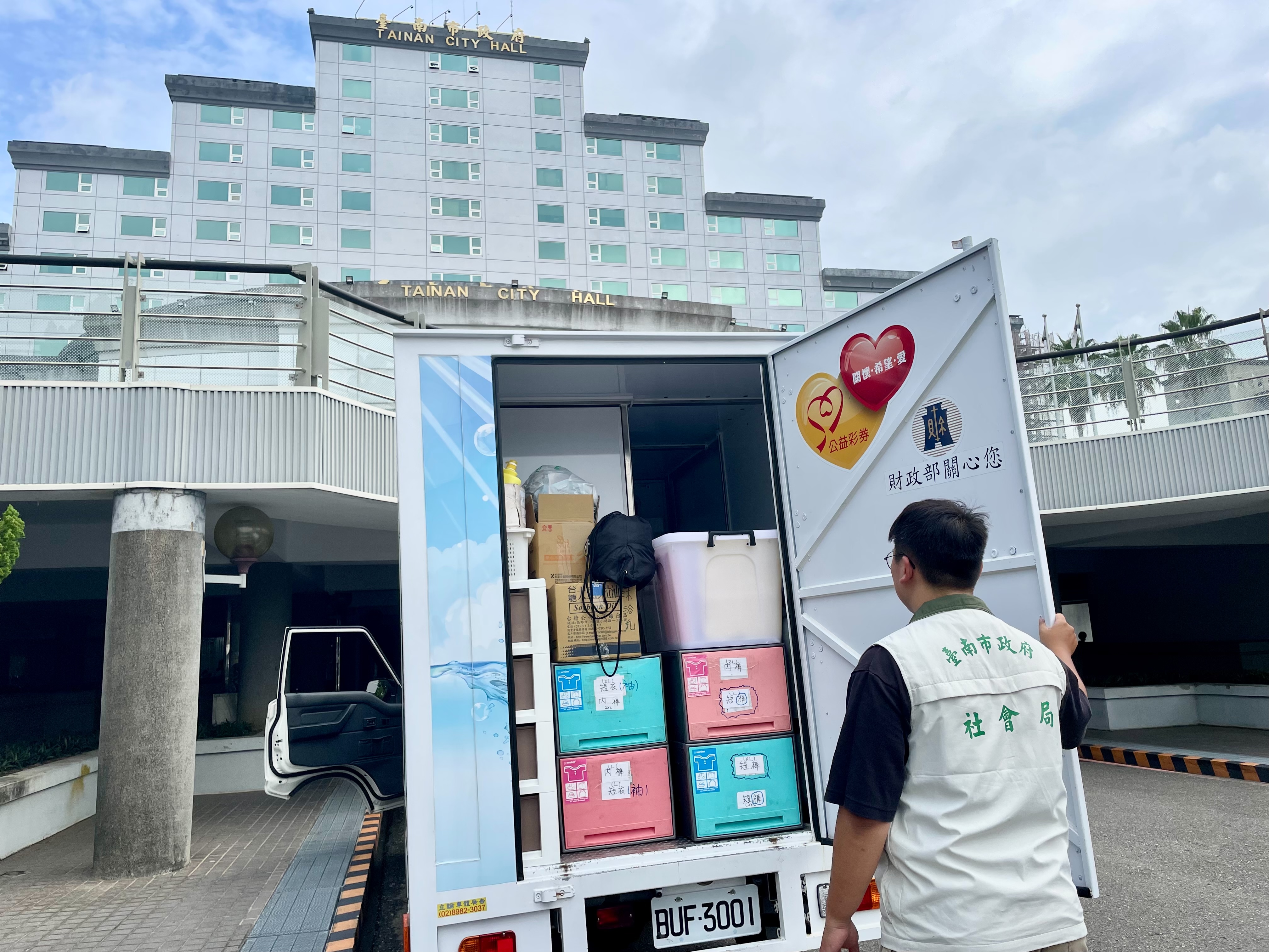 跨縣市送暖！臺南市政府社會局出動沐浴車與物資支援花蓮災區