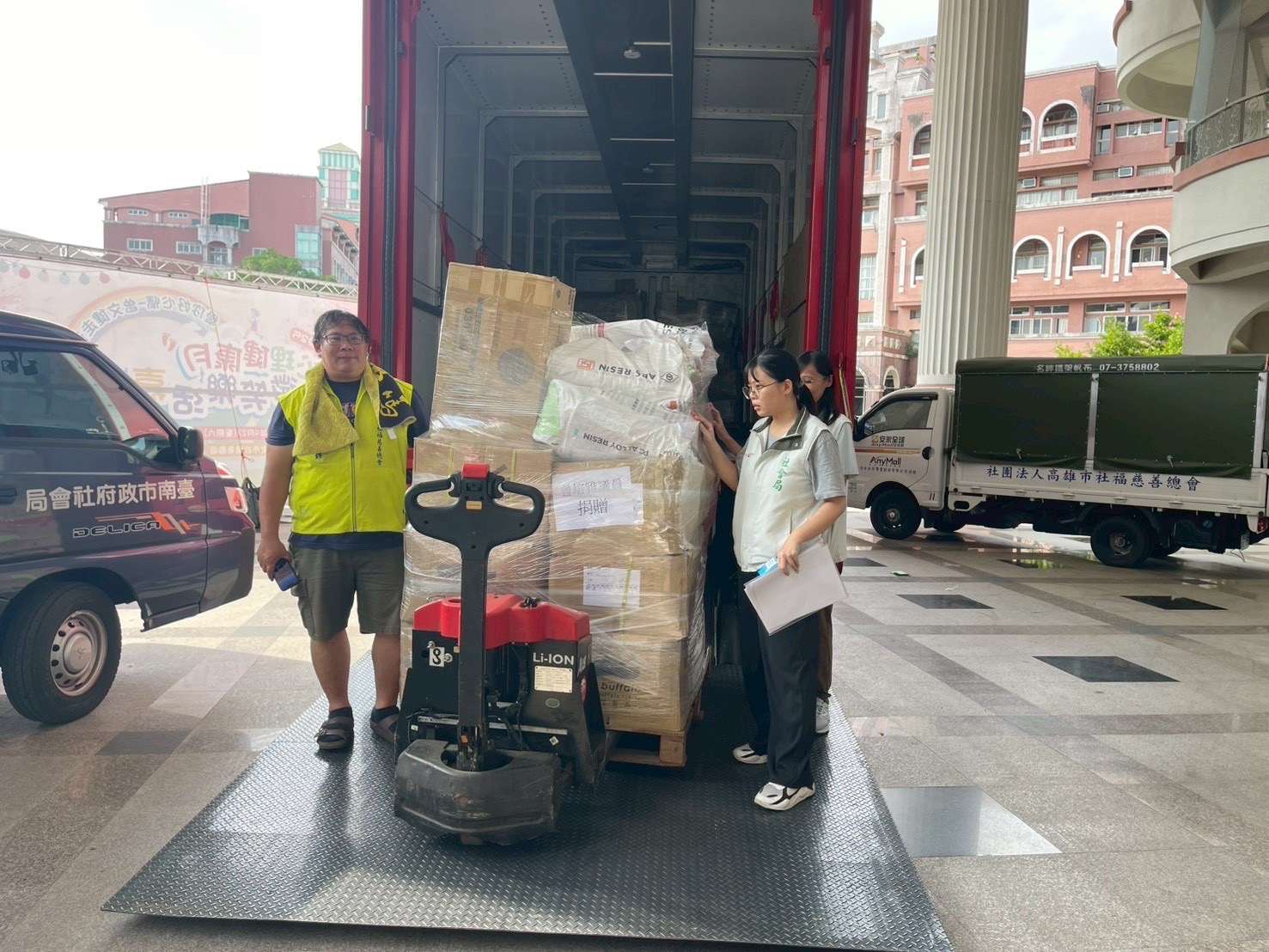 跨縣市送暖！臺南市政府社會局出動沐浴車與物資支援花蓮災區