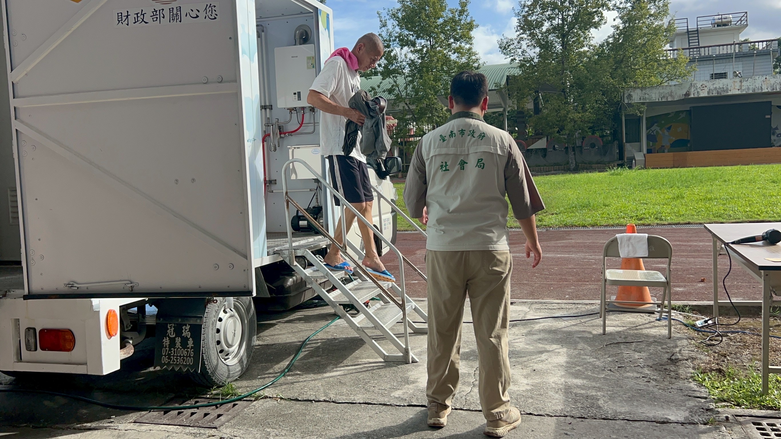 臺南送暖到花蓮 行動沐浴車與物資抵達災區 陪伴災民渡難關