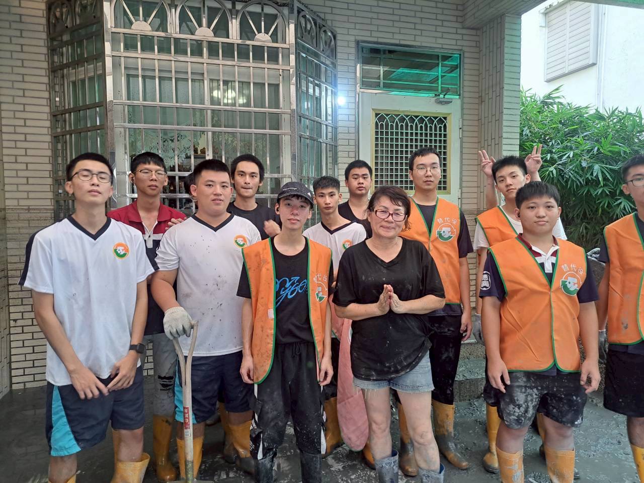 臺南市20名替代役男與花蓮鄉親併肩救災 為鄉親們盡一份心力