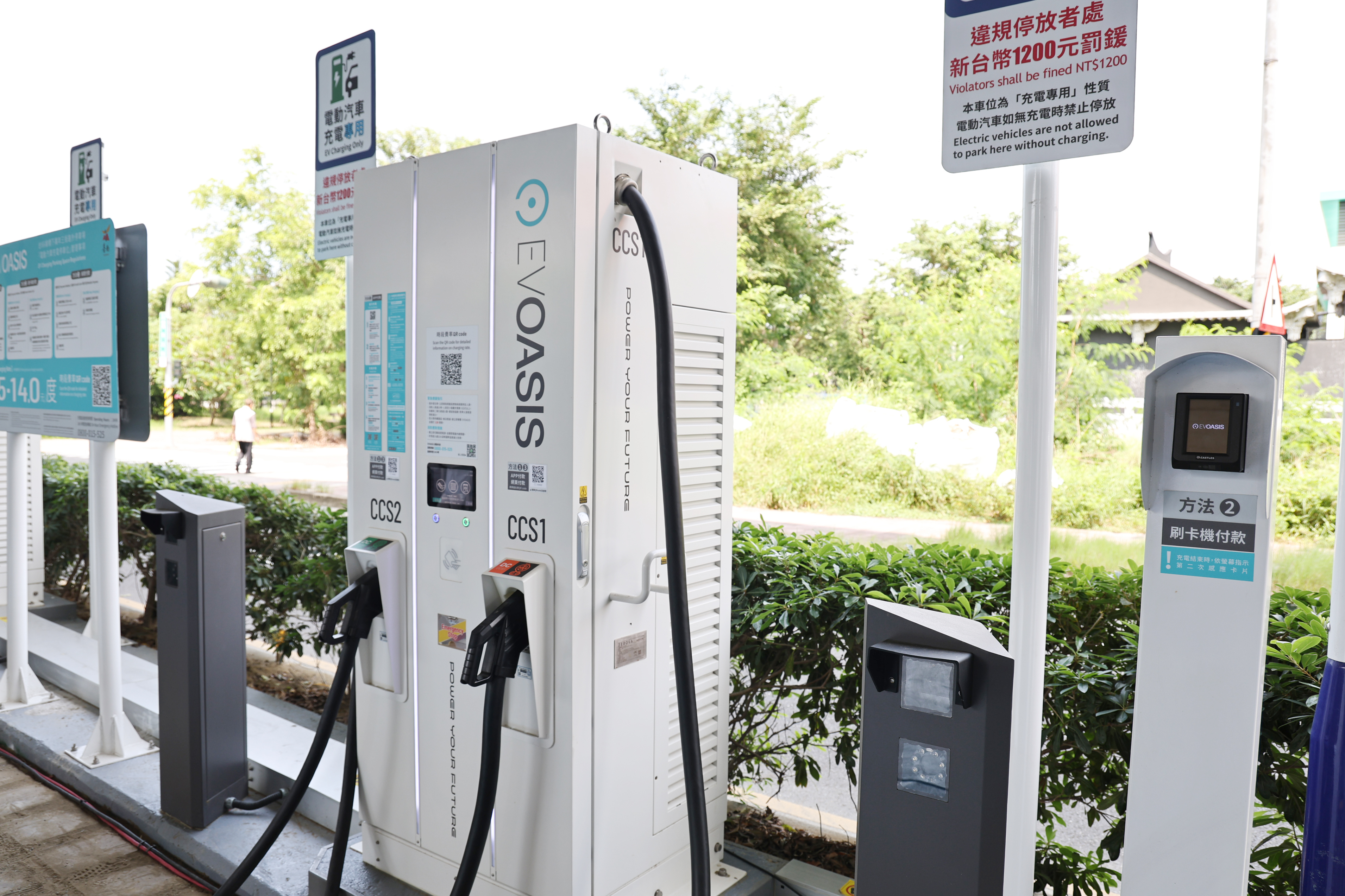 南市首批快充站6處充電格正式上線 黃偉哲歡迎電動車主多加利用