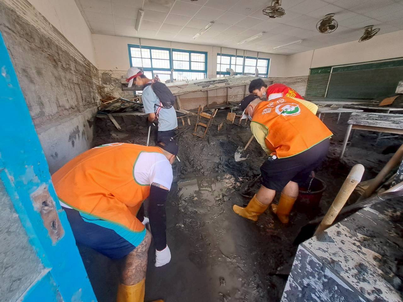 臺南市消防役役男馳援花蓮救災不停歇