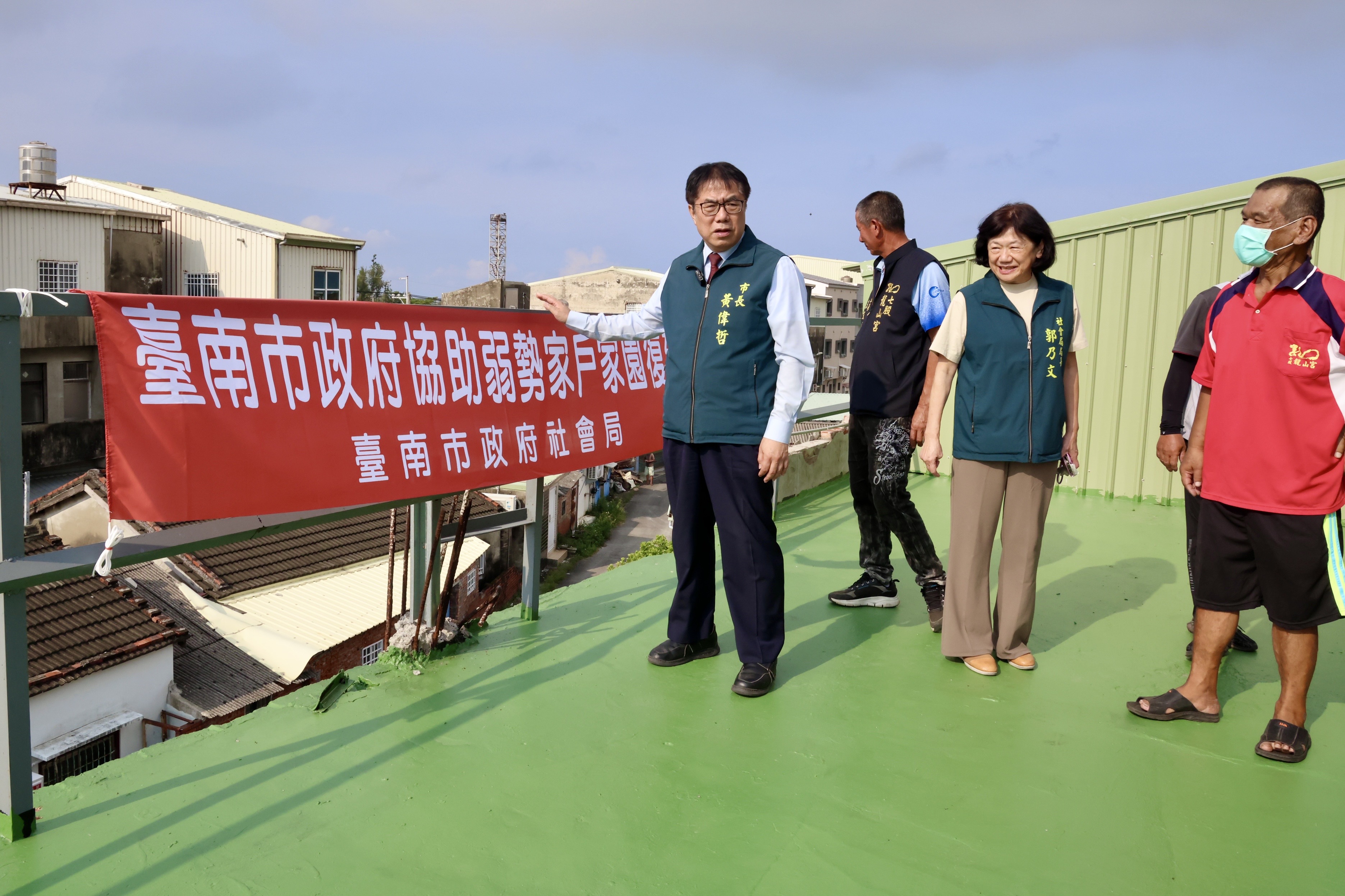 黃偉哲中秋前夕送暖情 探訪七股弱勢受災戶贈家電迎佳節
