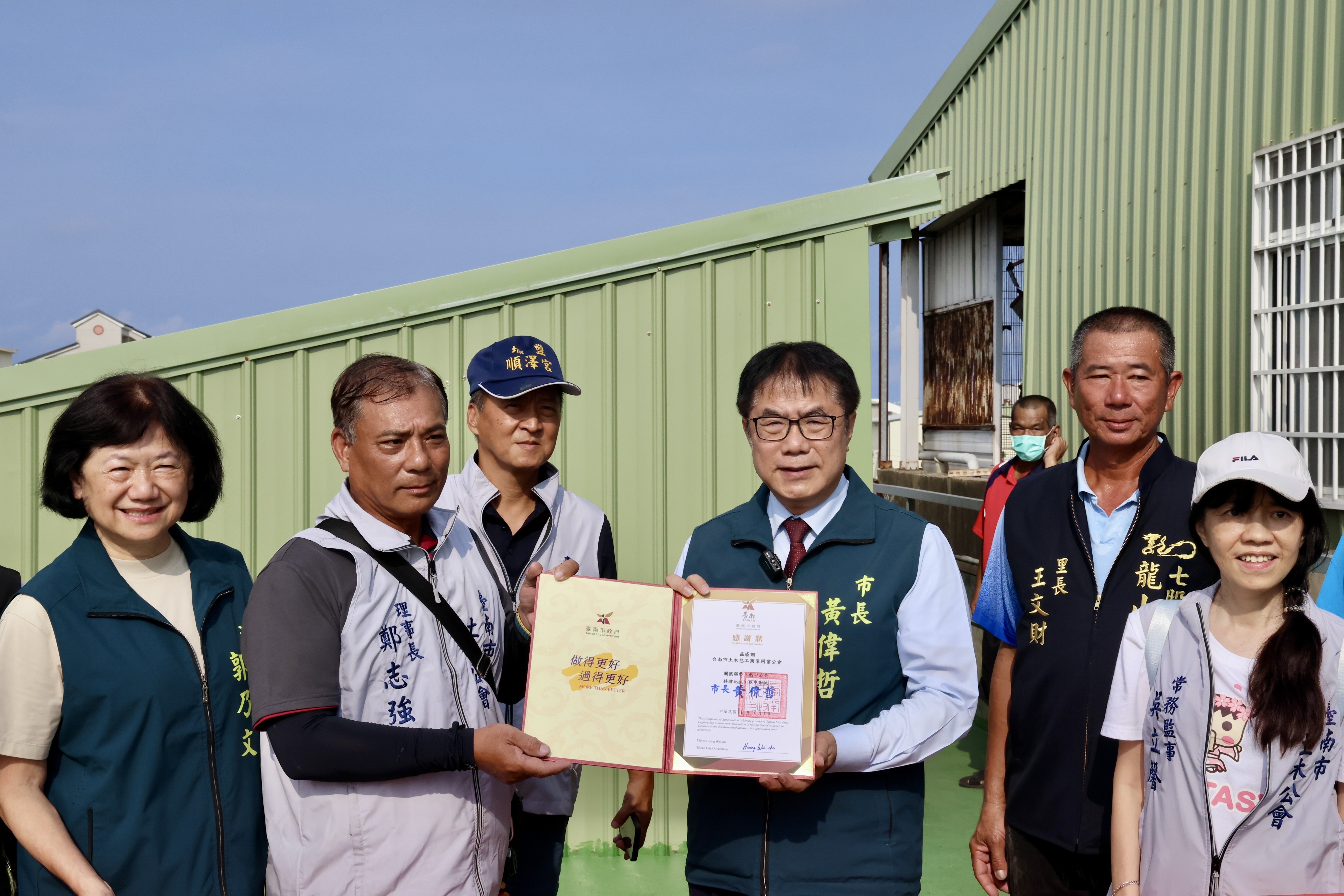 黃偉哲中秋前夕送暖情 探訪七股弱勢受災戶贈家電迎佳節