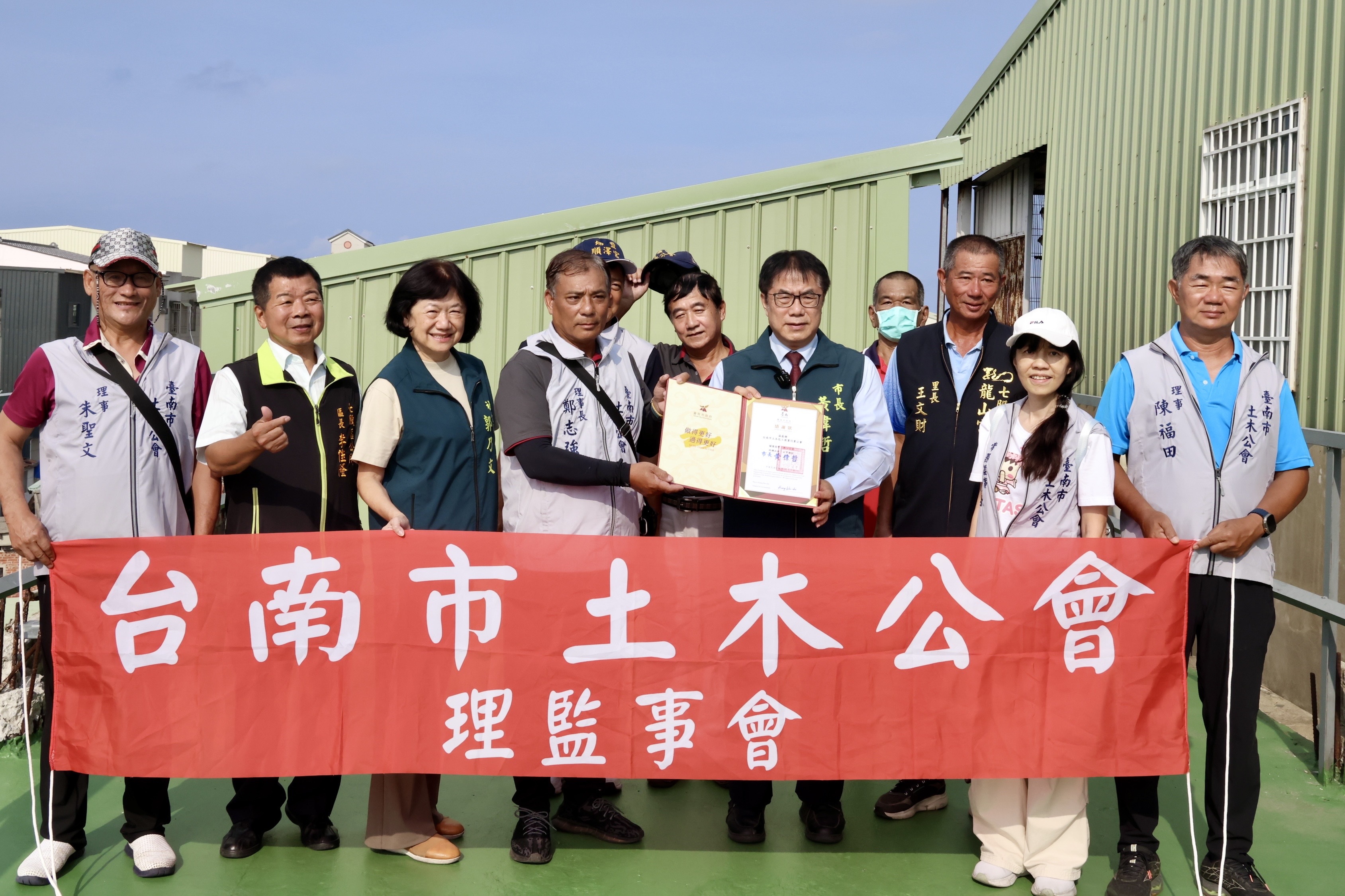 黃偉哲中秋前夕送暖情 探訪七股弱勢受災戶贈家電迎佳節