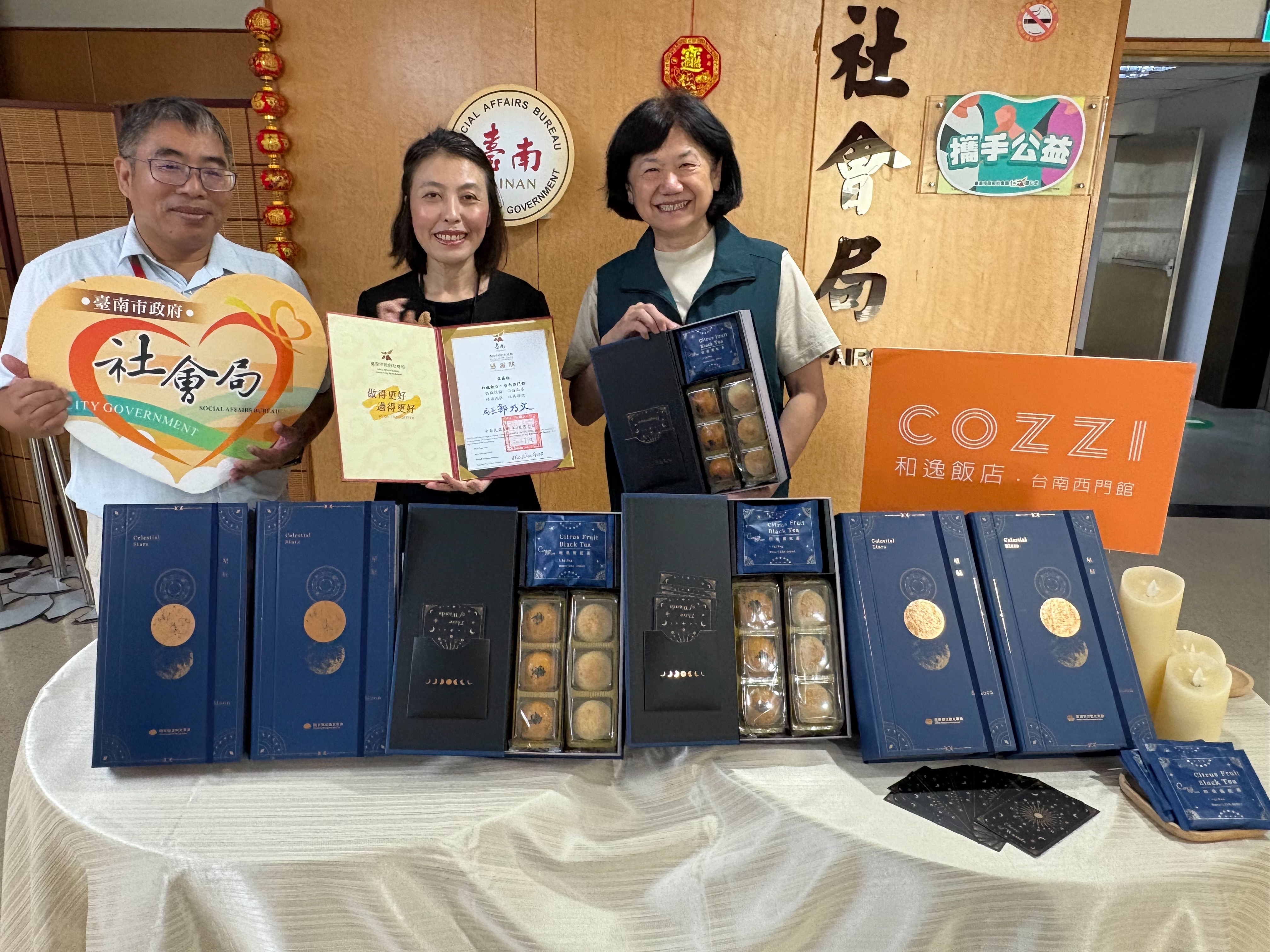 黃偉哲感謝善心企業捐贈中秋月餅禮盒 攜手南市府中秋送暖 關懷弱勢歡慶佳節