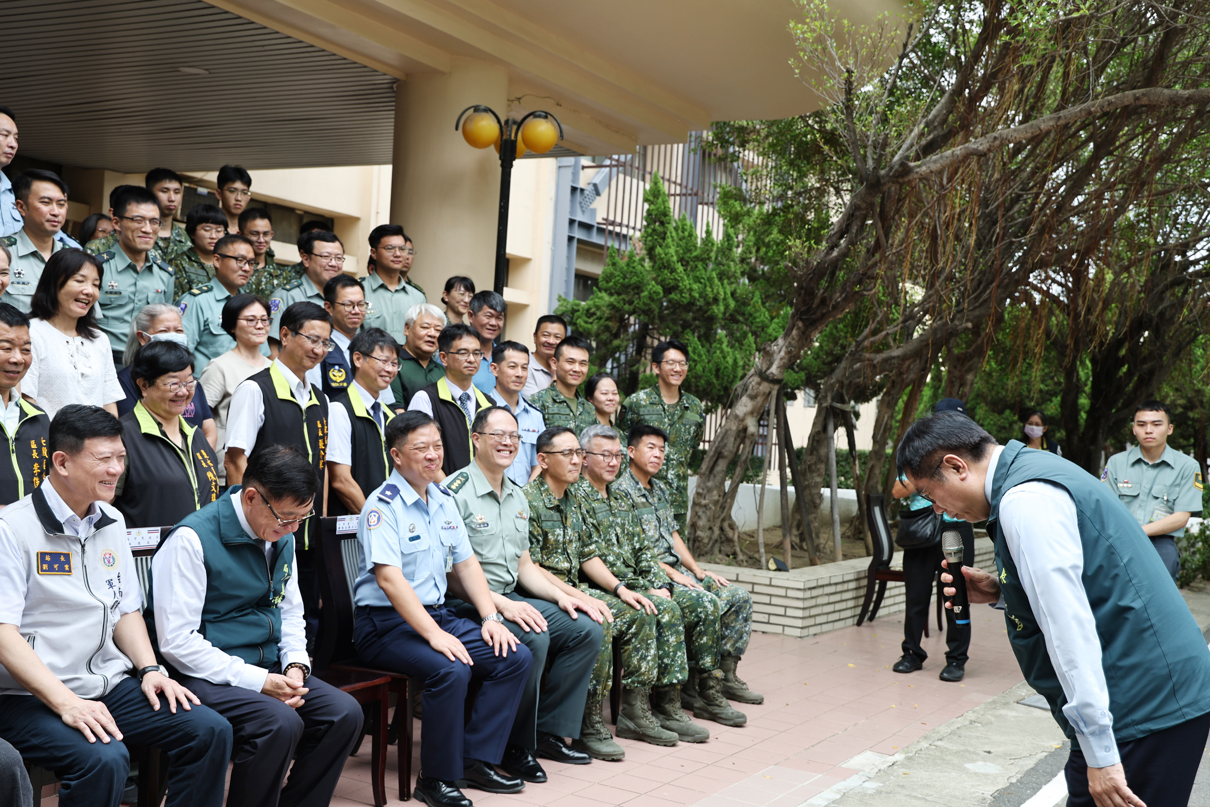 中秋慰勞國軍 黃偉哲贈慰勞金與農特產感謝官兵辛勞付出