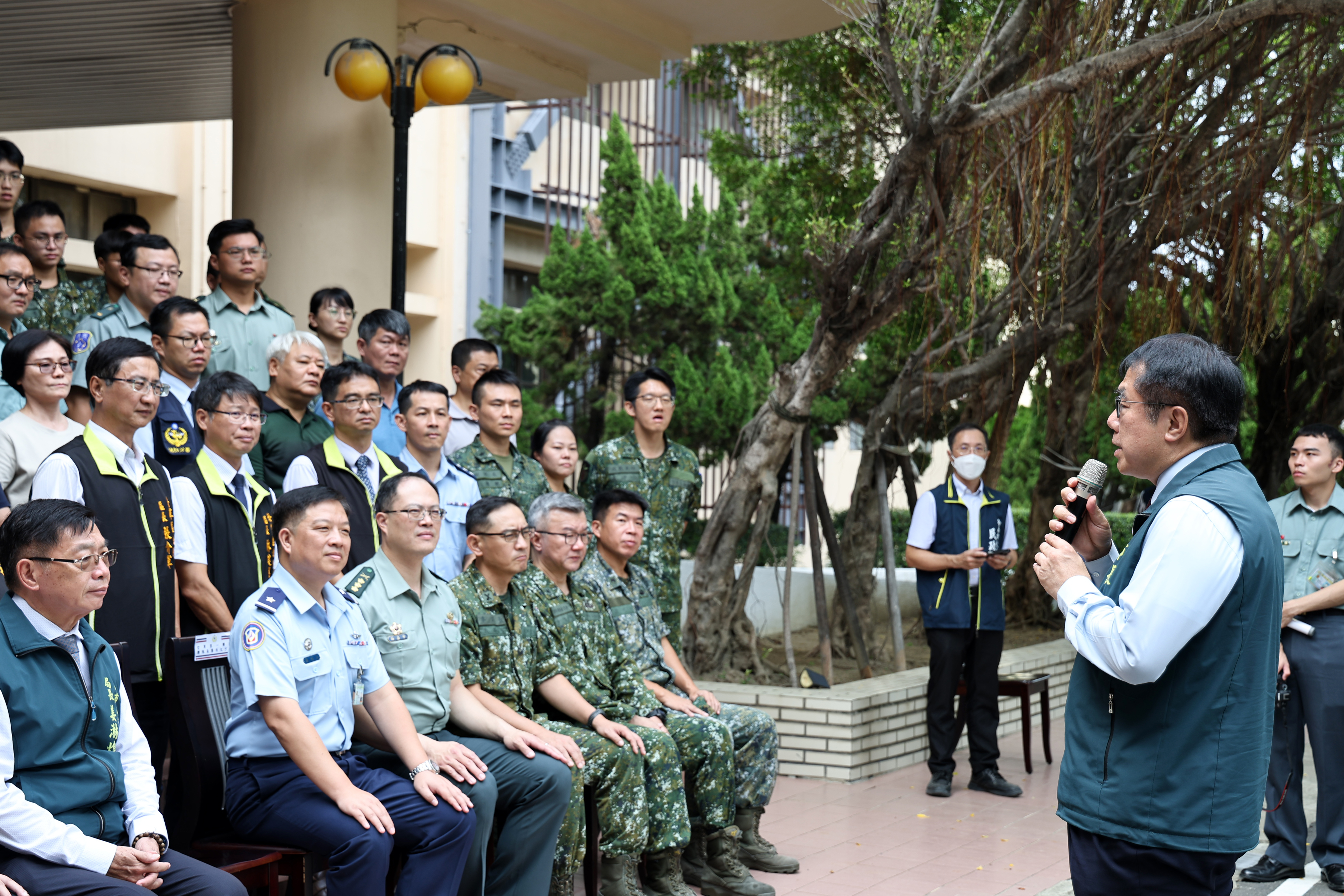 中秋慰勞國軍 黃偉哲贈慰勞金與農特產感謝官兵辛勞付出