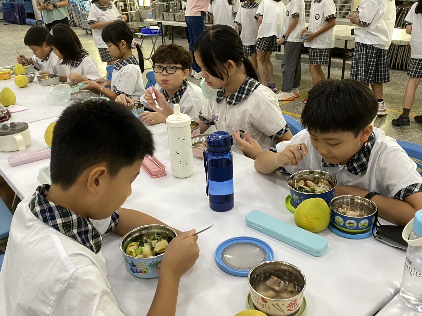 節氣飲食 永續好食！南市開發「臺南好吉曆」及特色教具 教育局長鄭新輝與學童共享時令美食