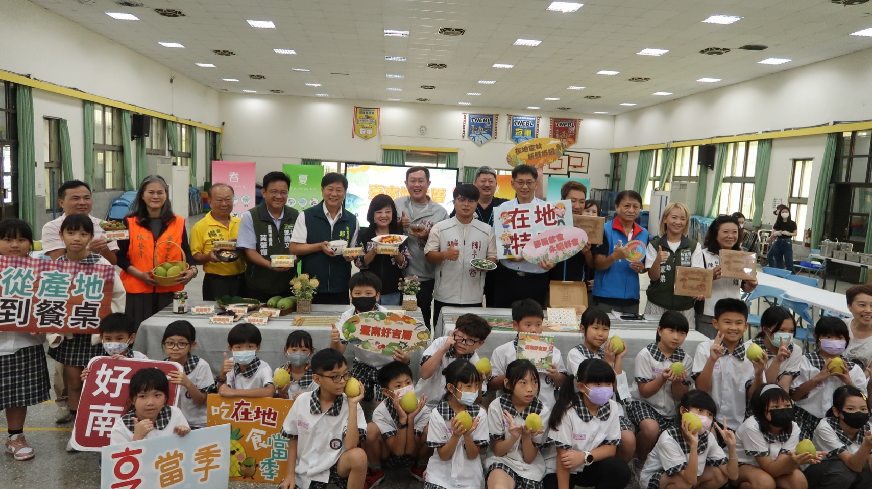 節氣飲食 永續好食！南市開發「臺南好吉曆」及特色教具 教育局長鄭新輝與學童共享時令美食