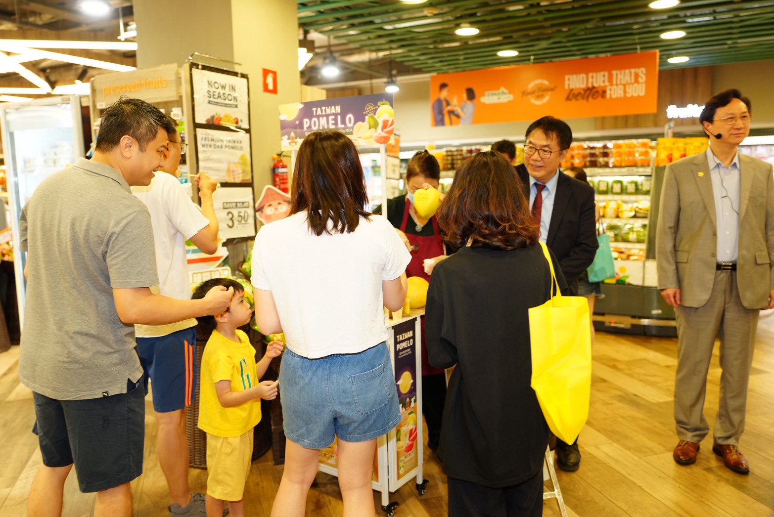 柚見台南文旦飄香新加坡！ 黃偉哲赴新加坡連鎖超市推廣優質文旦柚