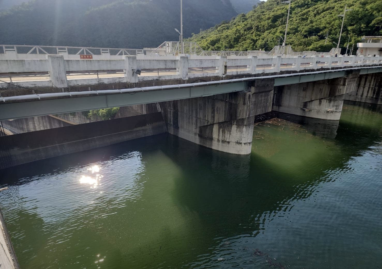 堰塞湖非人工填築土石壩，為防止災害發生，監測及疏散是保全民眾生命安全重要措施