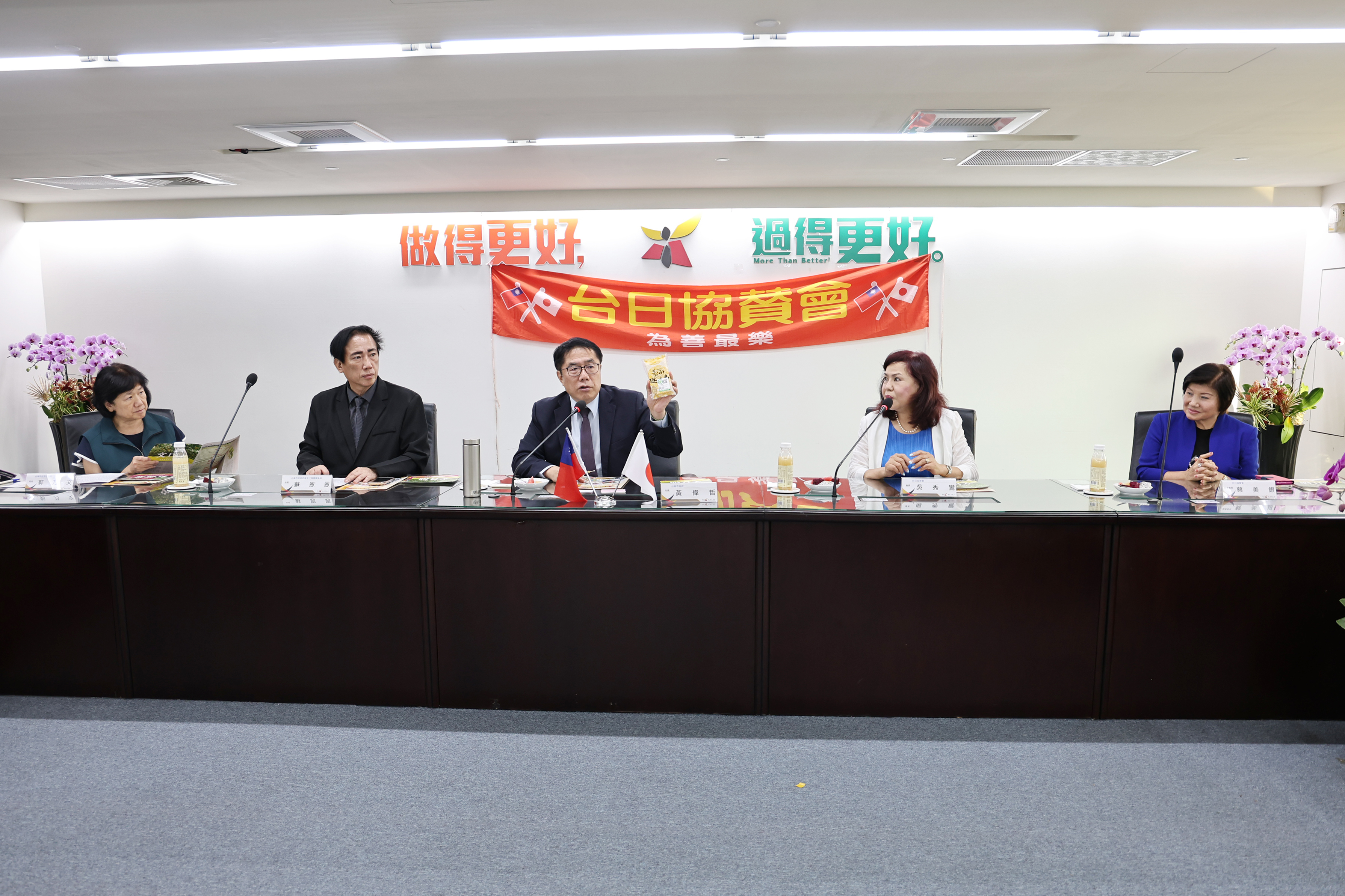 台日協賛會拜會黃偉哲市長 暖心捐款助台南風災復原