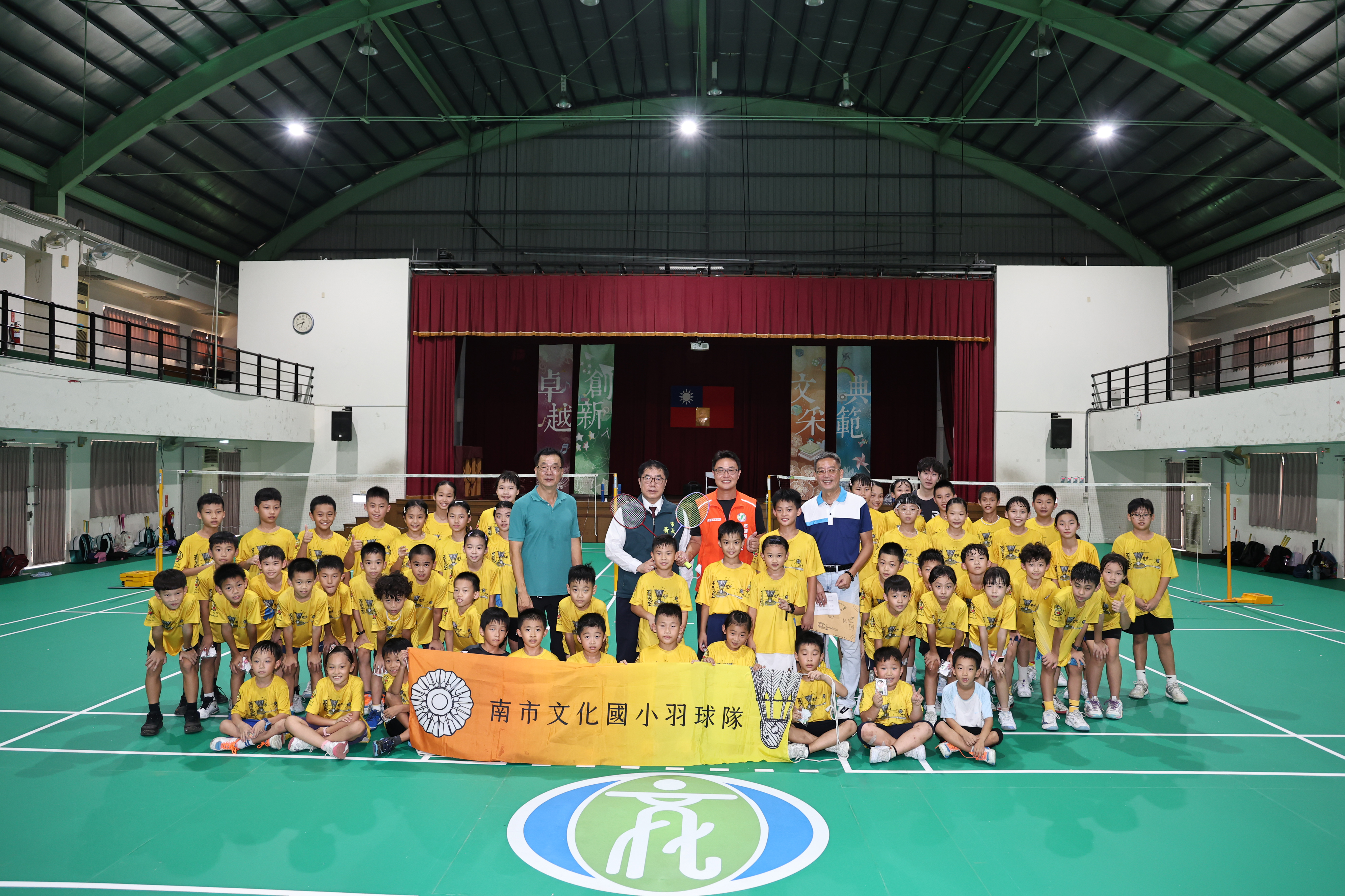 台南文化國小羽球場煥新啟用！黃偉哲力推優質運動環境，打造安全舒適訓練場地
